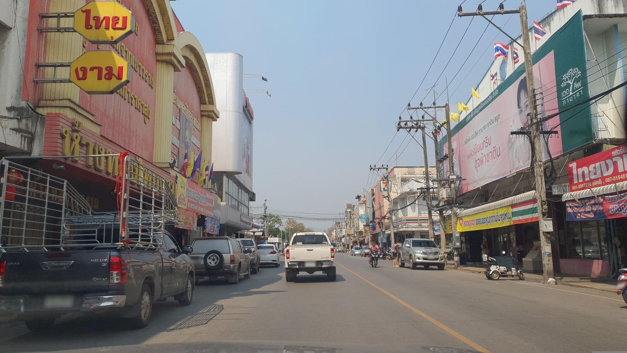 Street view near Hua Heng Hotel, Lom Sak — © jrcarlsen (CC BY-SA · Mapillary)