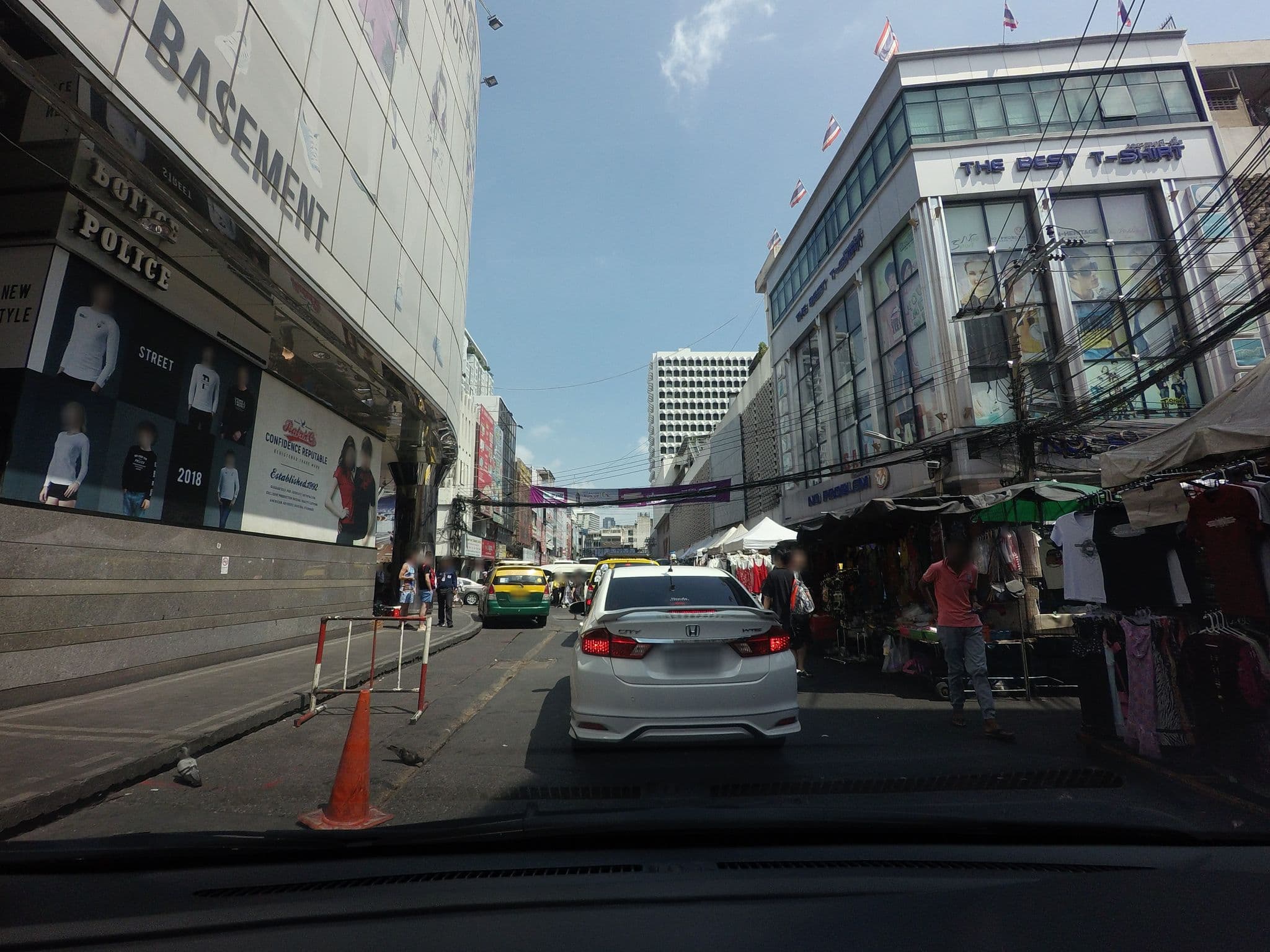 Street view near Aowmana Hotel, Makkasan