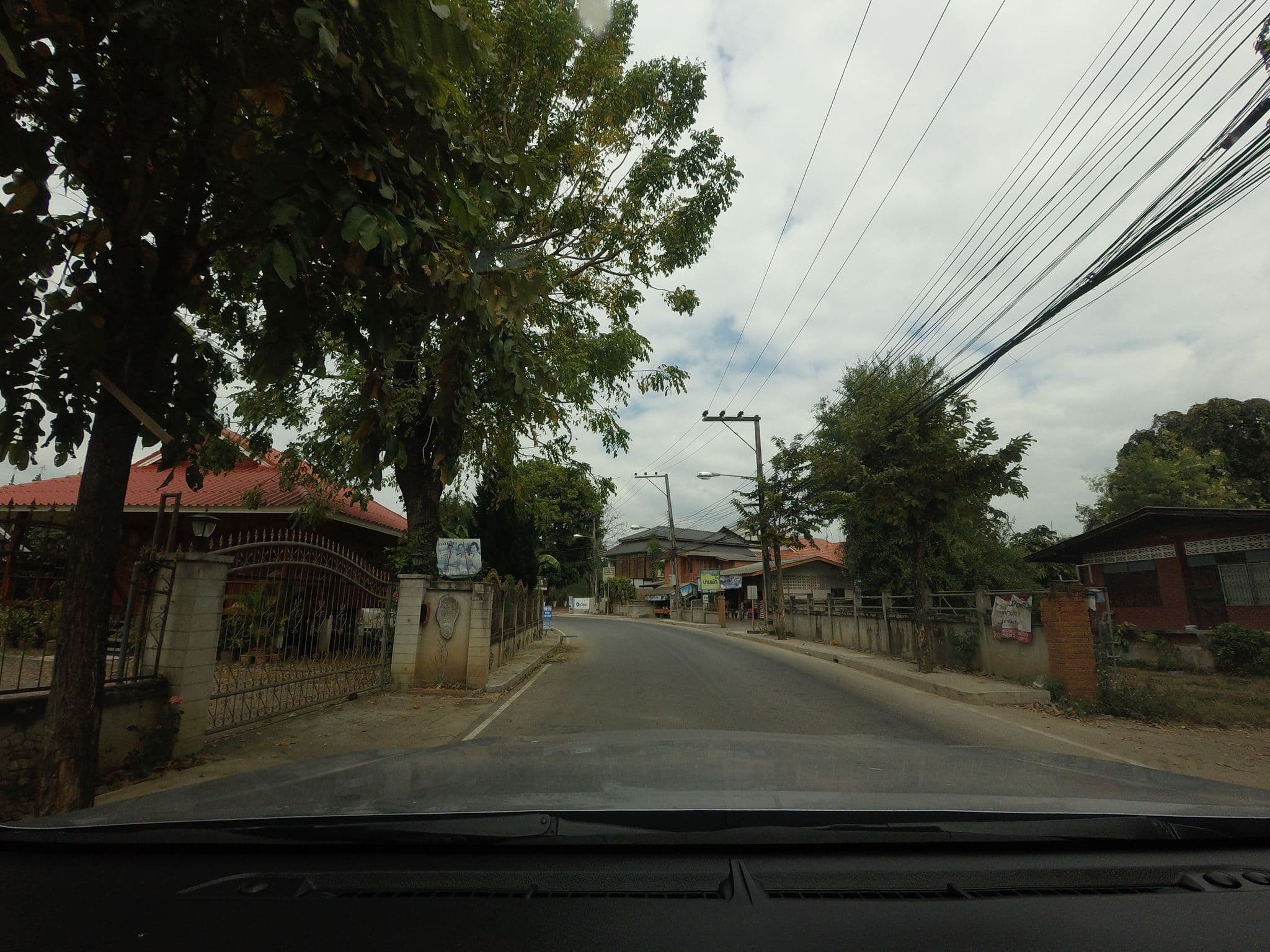 Street view near white house, Pai