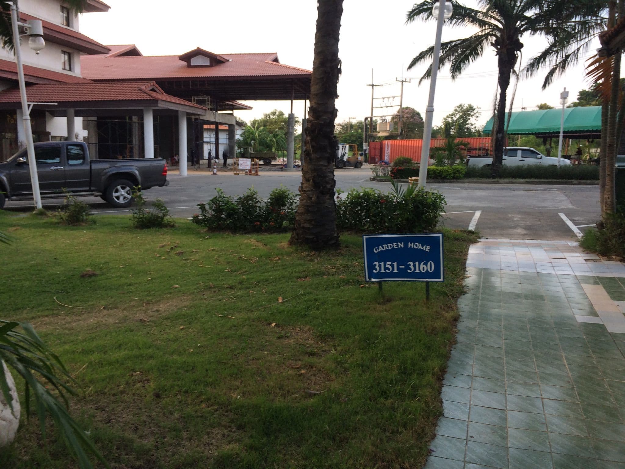 Street view near Pinehurst Hotel, Khlong Luang — © haddawy (CC BY-SA · Mapillary)