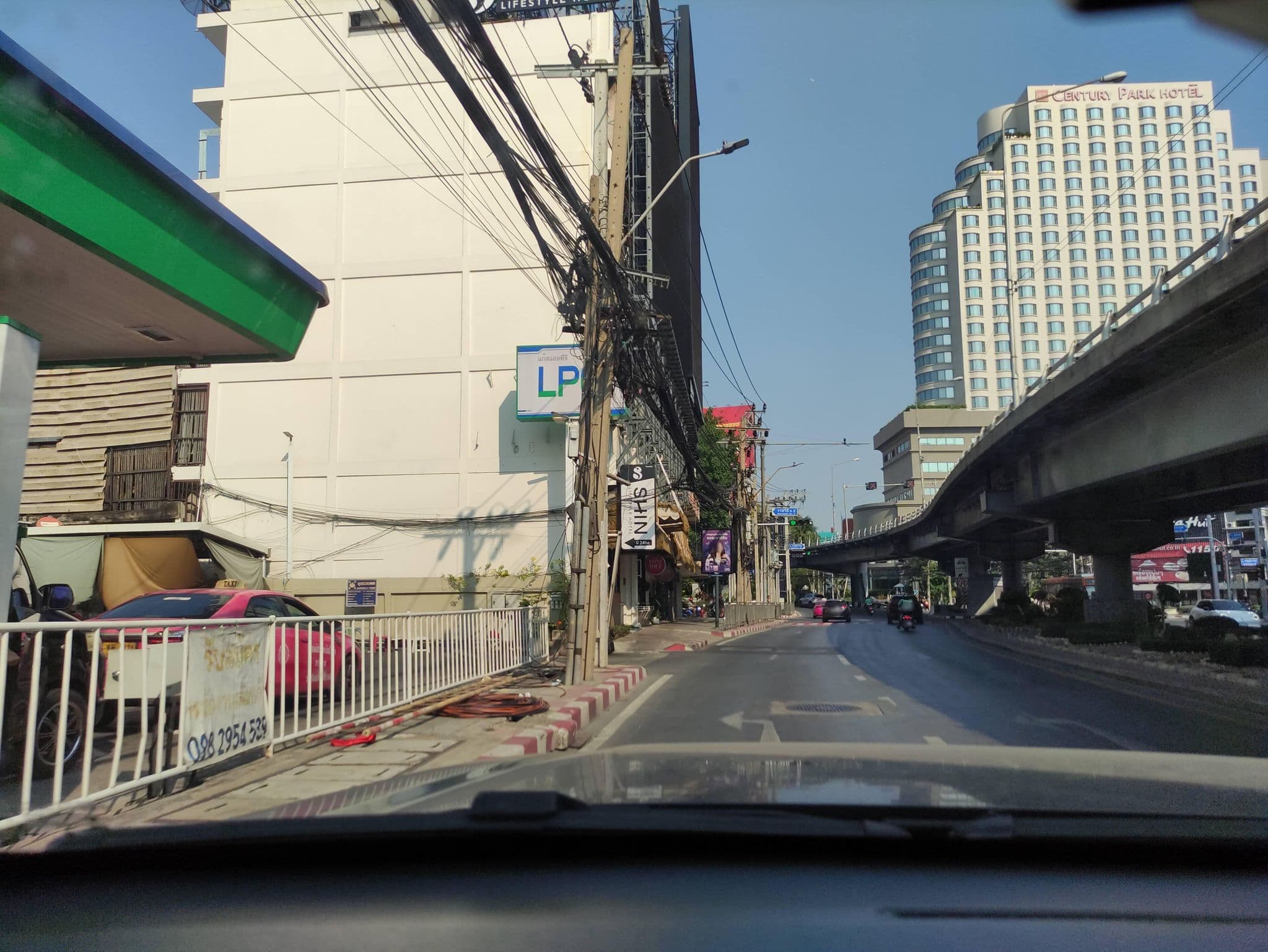 Street view near SHIN Hotel Victory Monument, Ratchathewi — © kasetitkml_pipitchai (CC BY-SA · Mapillary)