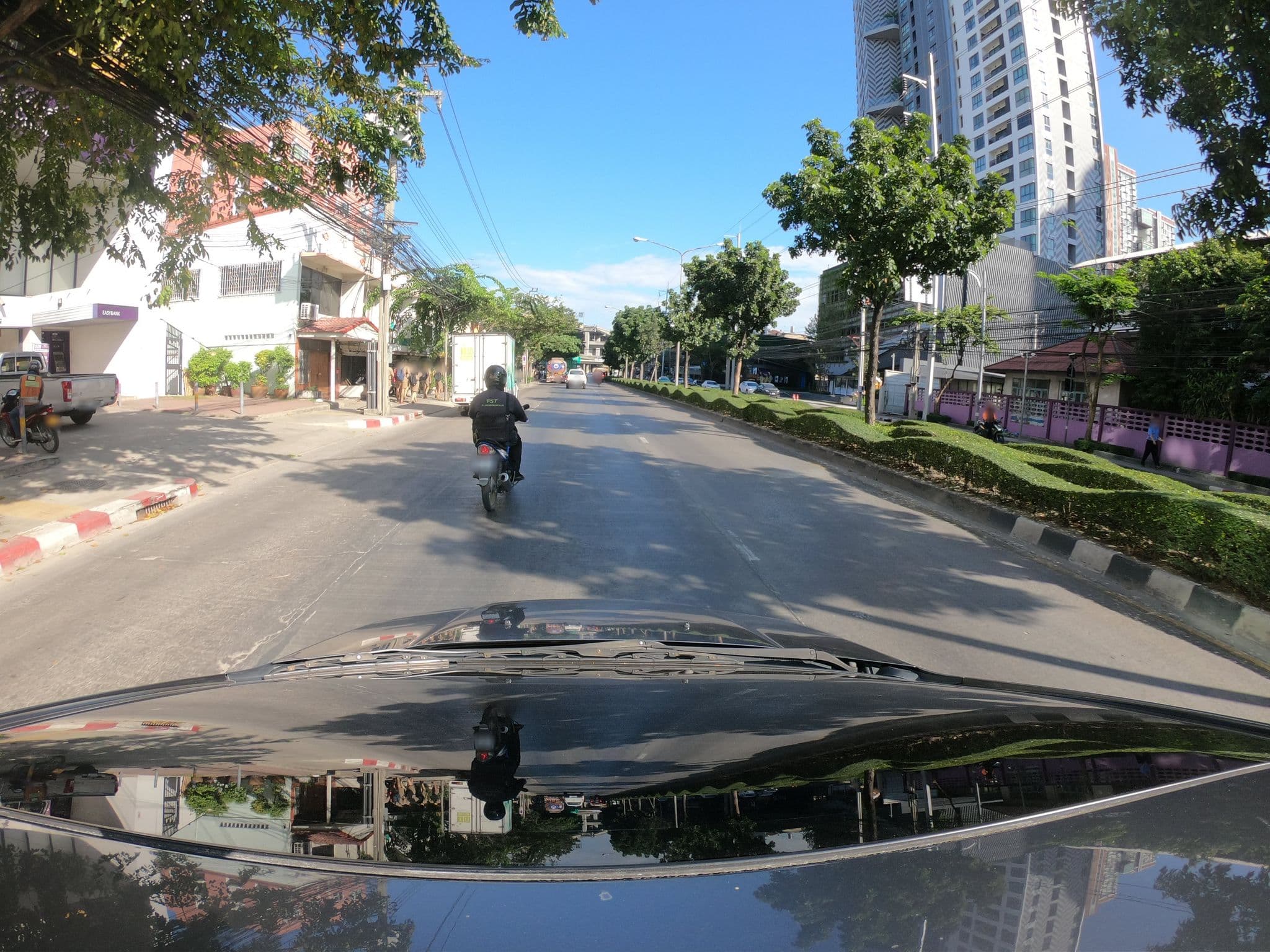 Street view near Brighton Hotel Bangkok, Phra Khanong — © kapil (CC BY-SA · Mapillary)