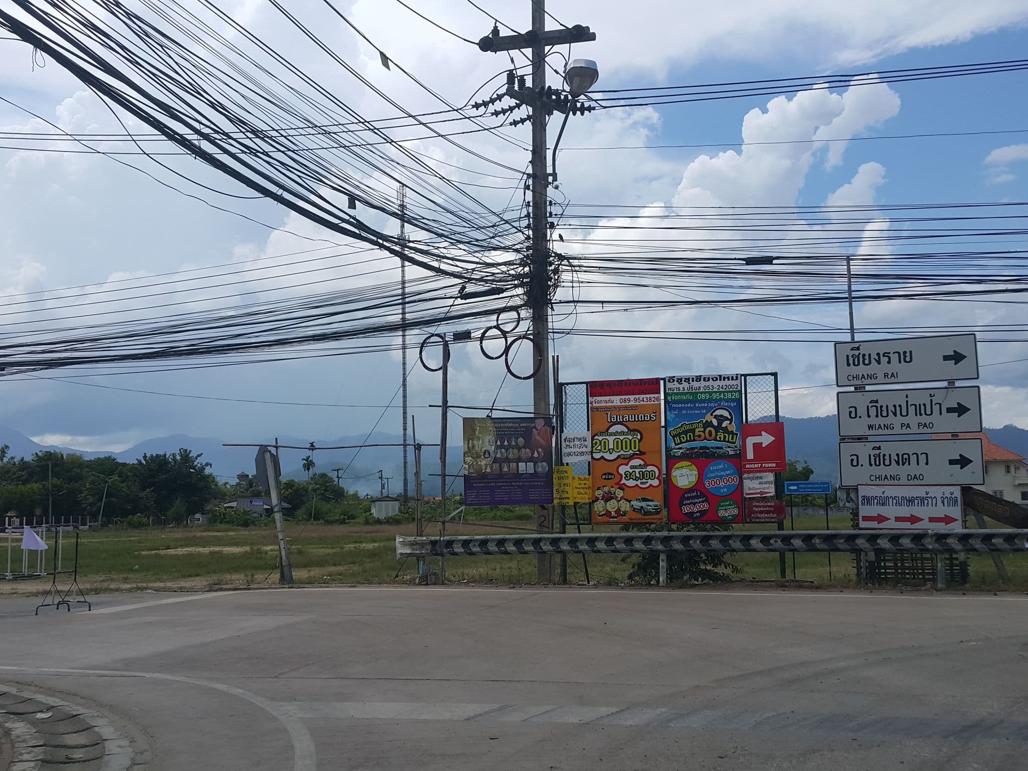 Street view near พร้าว เพลส & มาร์เก็ต (Phrao Place & Market), Phrao — © jrcarlsen (CC BY-SA · Mapillary)