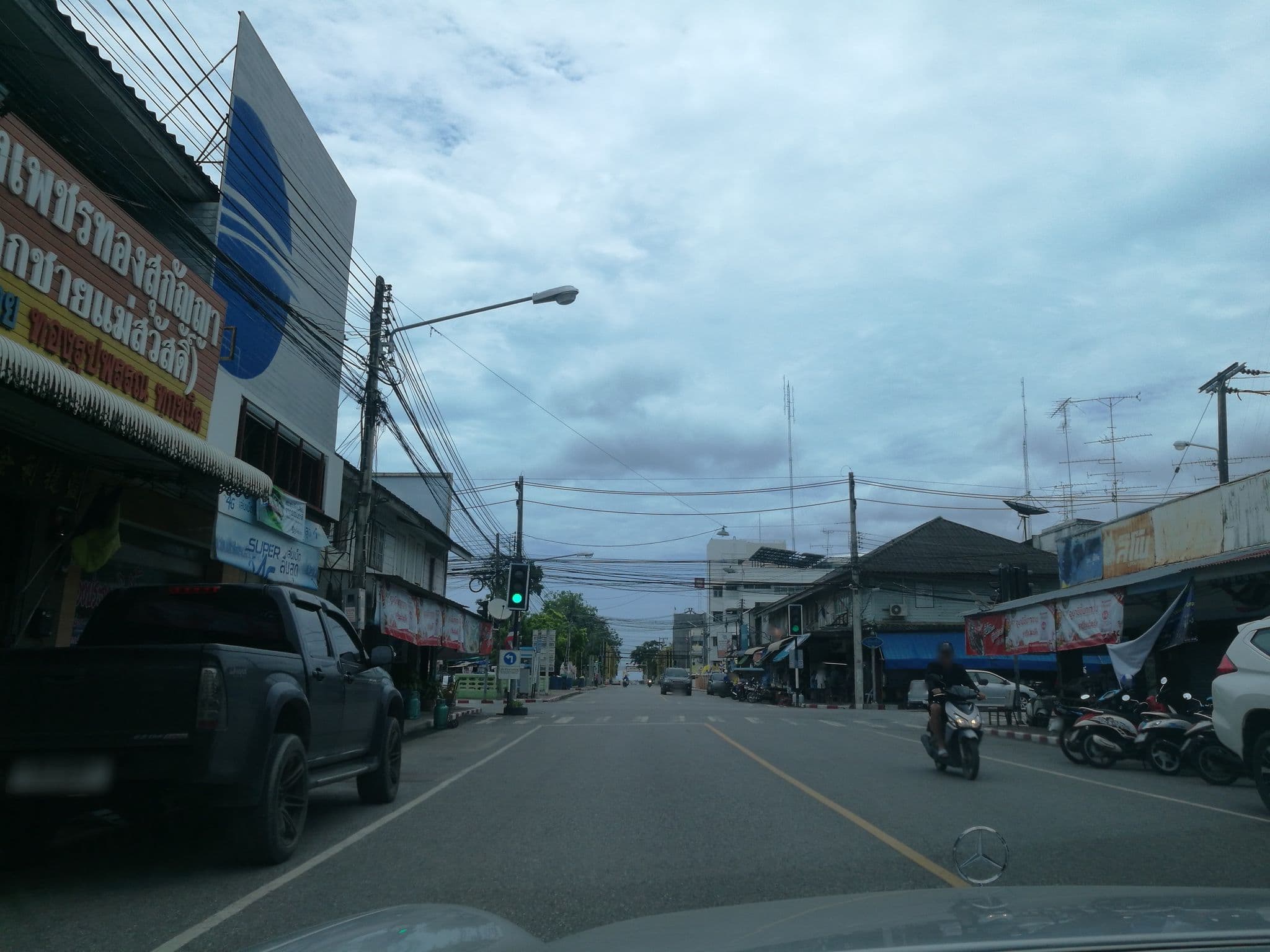 Street view near Yuttichai Hotel, Prachuap Khiri Khan — © ratirat (CC BY-SA · Mapillary)