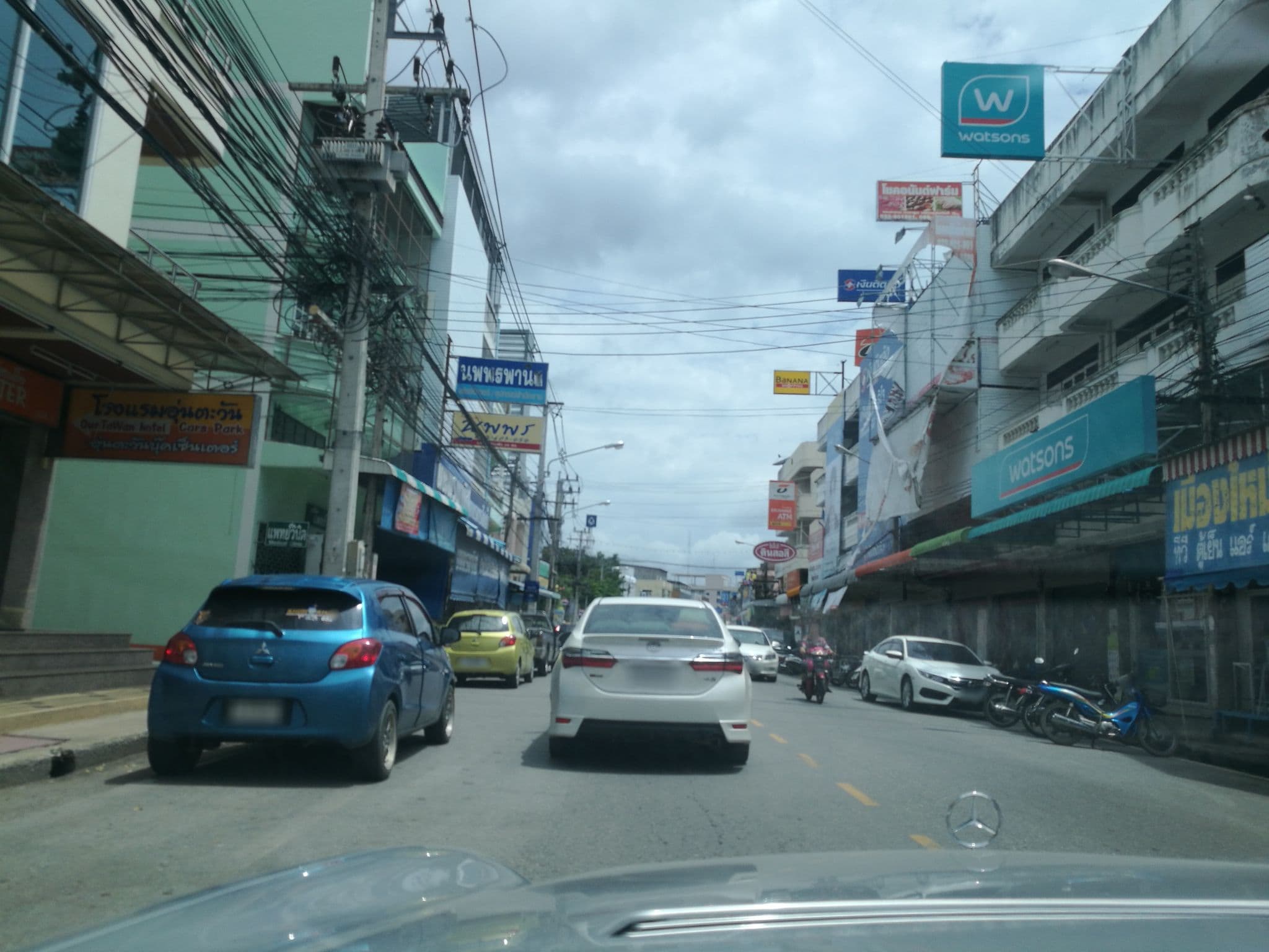 Street view near โรงแรมอุ่นตะวัน Ountawan Hotel, Prachuap Khiri Khan — © ratirat (CC BY-SA · Mapillary)