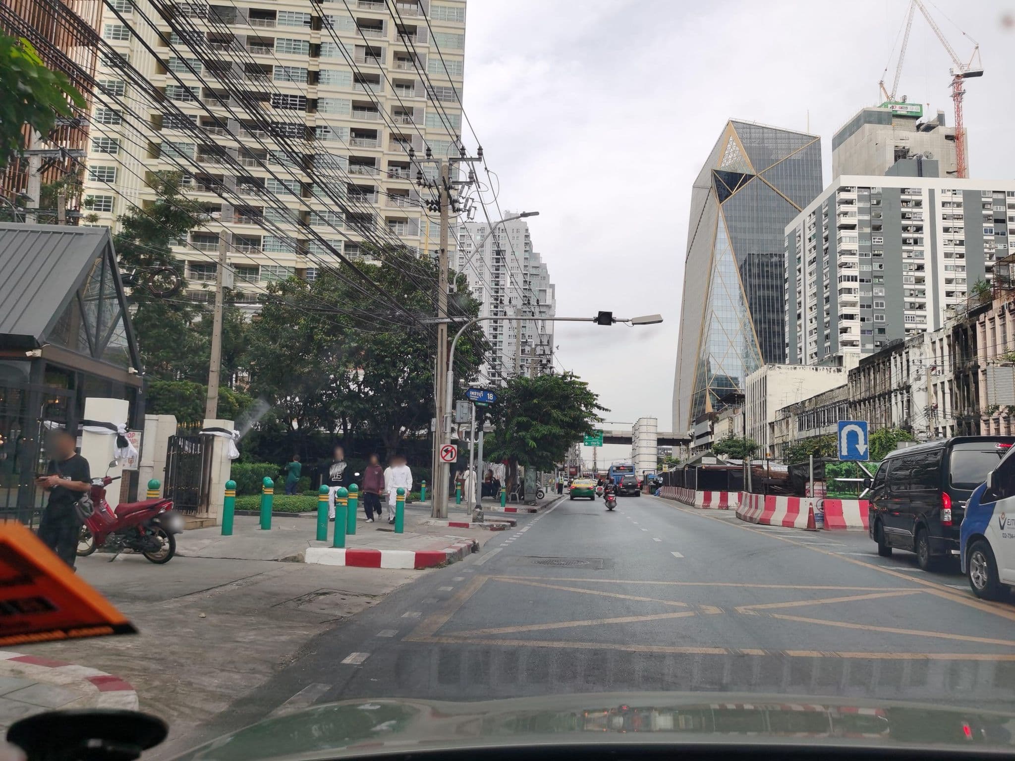 Street view near Sonata hotel, Ratchathewi — © lin_wang (CC BY-SA · Mapillary)
