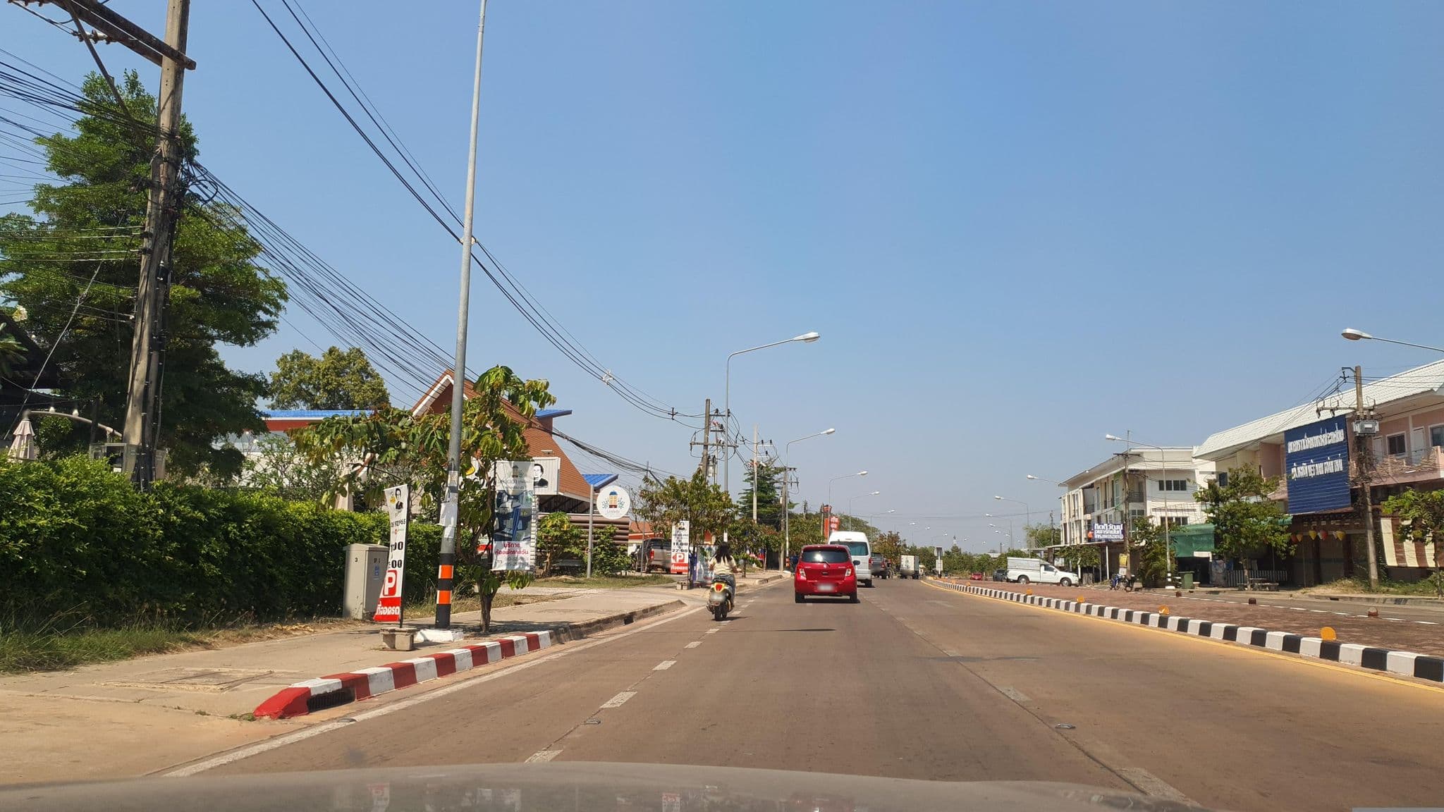 Street view near โรงแรมตามตะวัน Tametawan Hotel, Sakon Nakhon — © jrcarlsen (CC BY-SA · Mapillary)