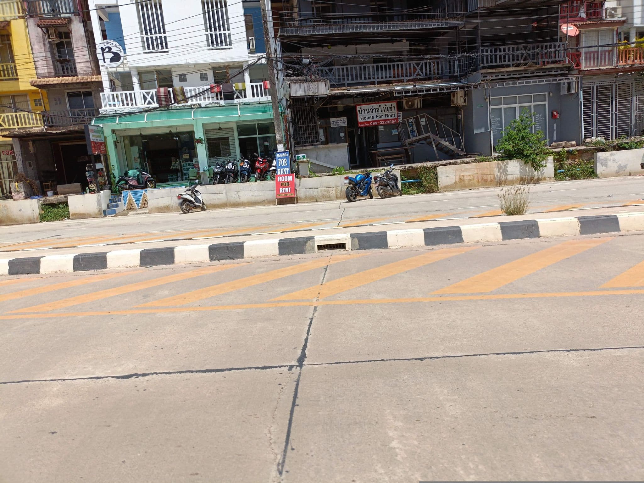 Street view near The Sunshine hostel and hotel, Saladan