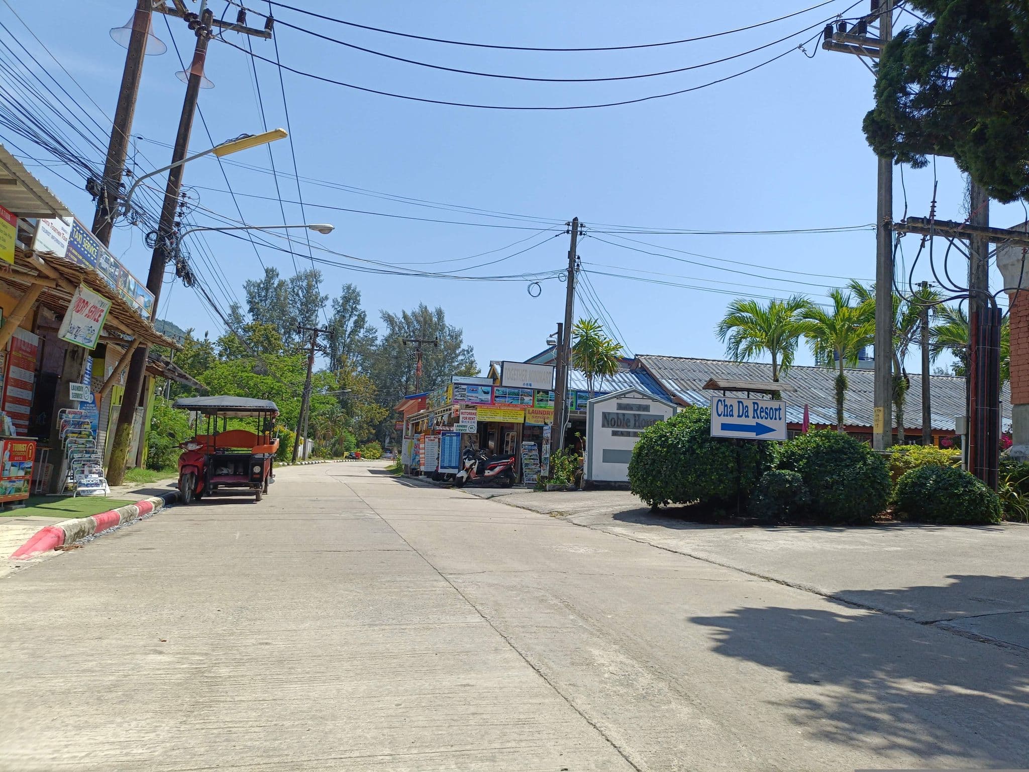 Street view near Chada Lanta Beach, Saladan