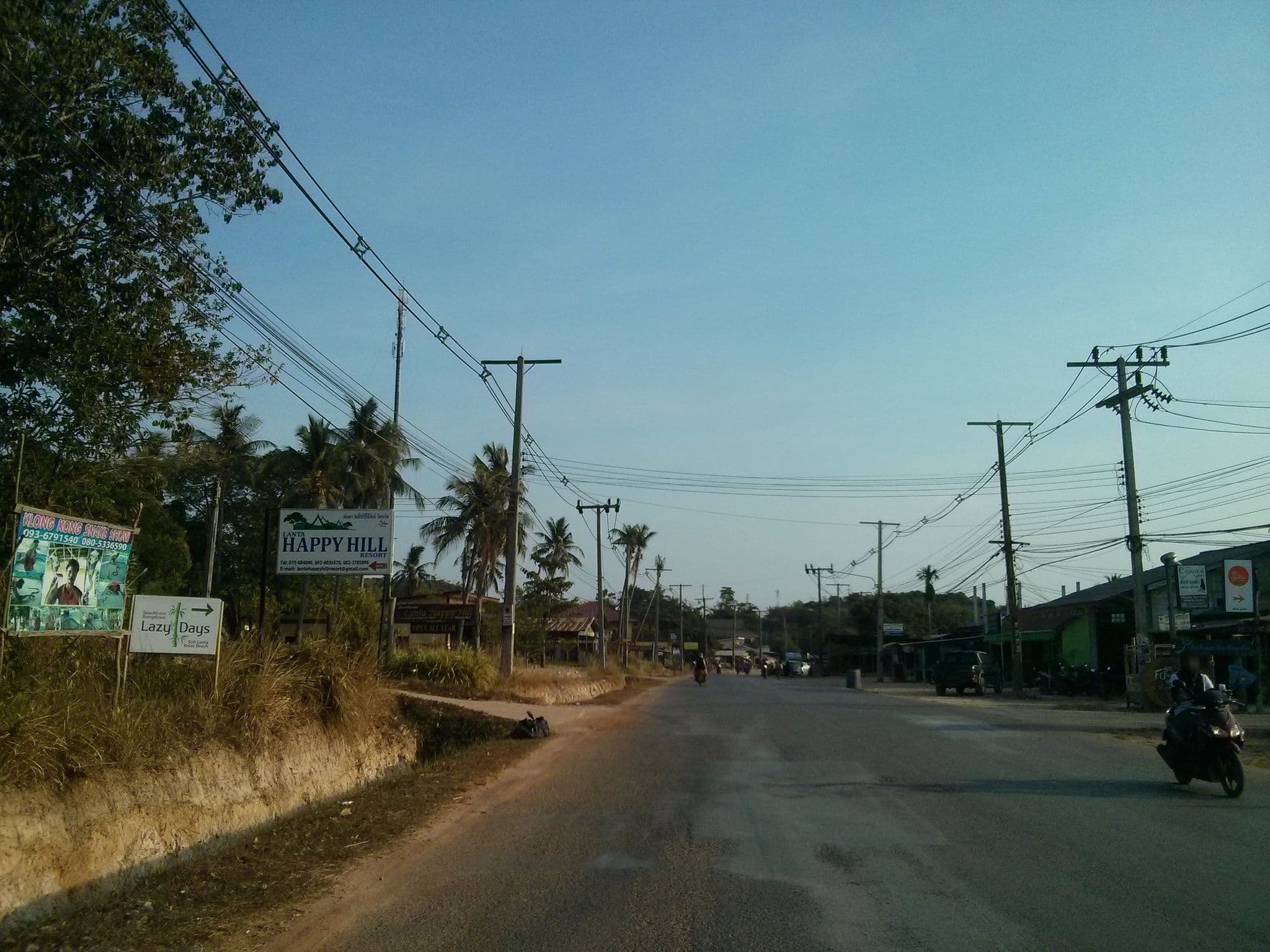 Street view near Lanta Happy Hill Resort, Saladan