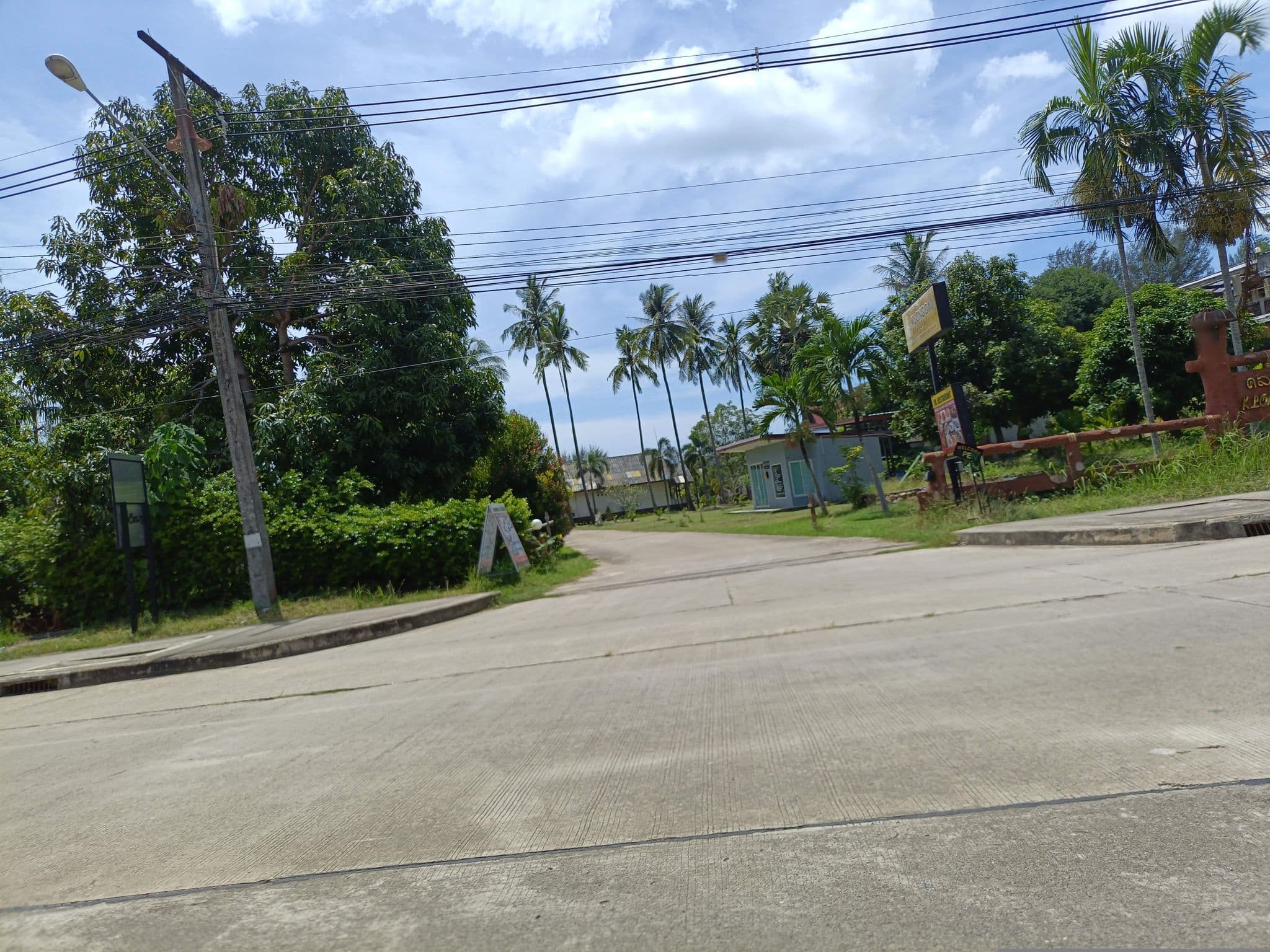 Street view near klong Dao Beach Resort, Saladan
