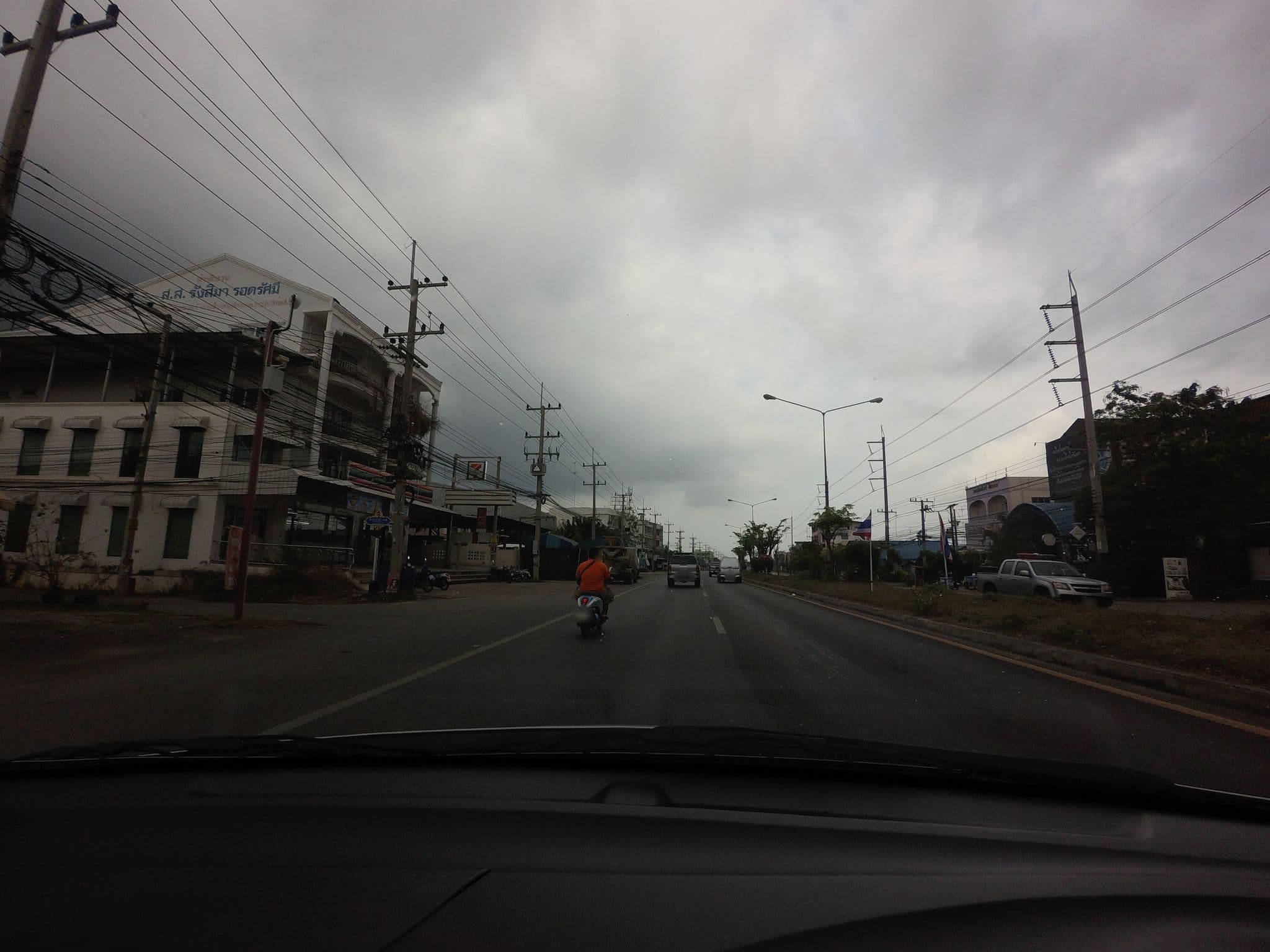 Street view near นารา อัมพวา NARA hostel, restaurant and bar, Samut Songkhram — © mishari (CC BY-SA · Mapillary)