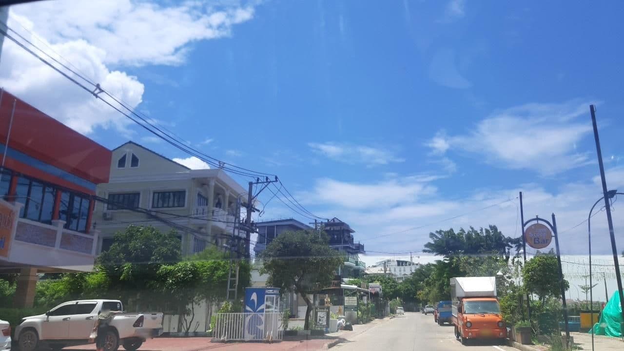 Street view near Sengtawan Riverside Hotel, Si Chiang Mai — © somsanit (CC BY-SA · Mapillary)