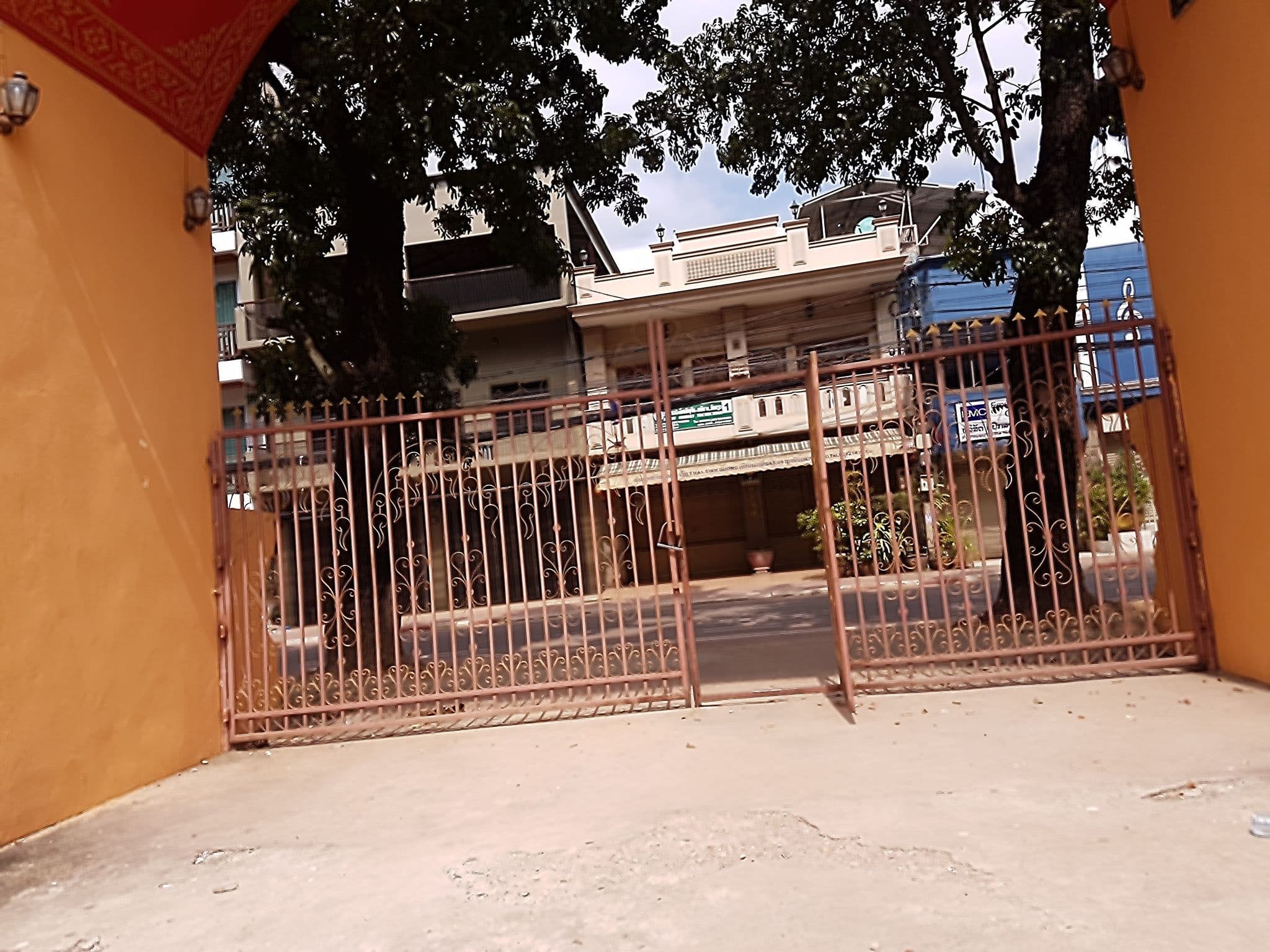 Street view near 1M Hotel, Si Chiang Mai — © mbethke (CC BY-SA · Mapillary)