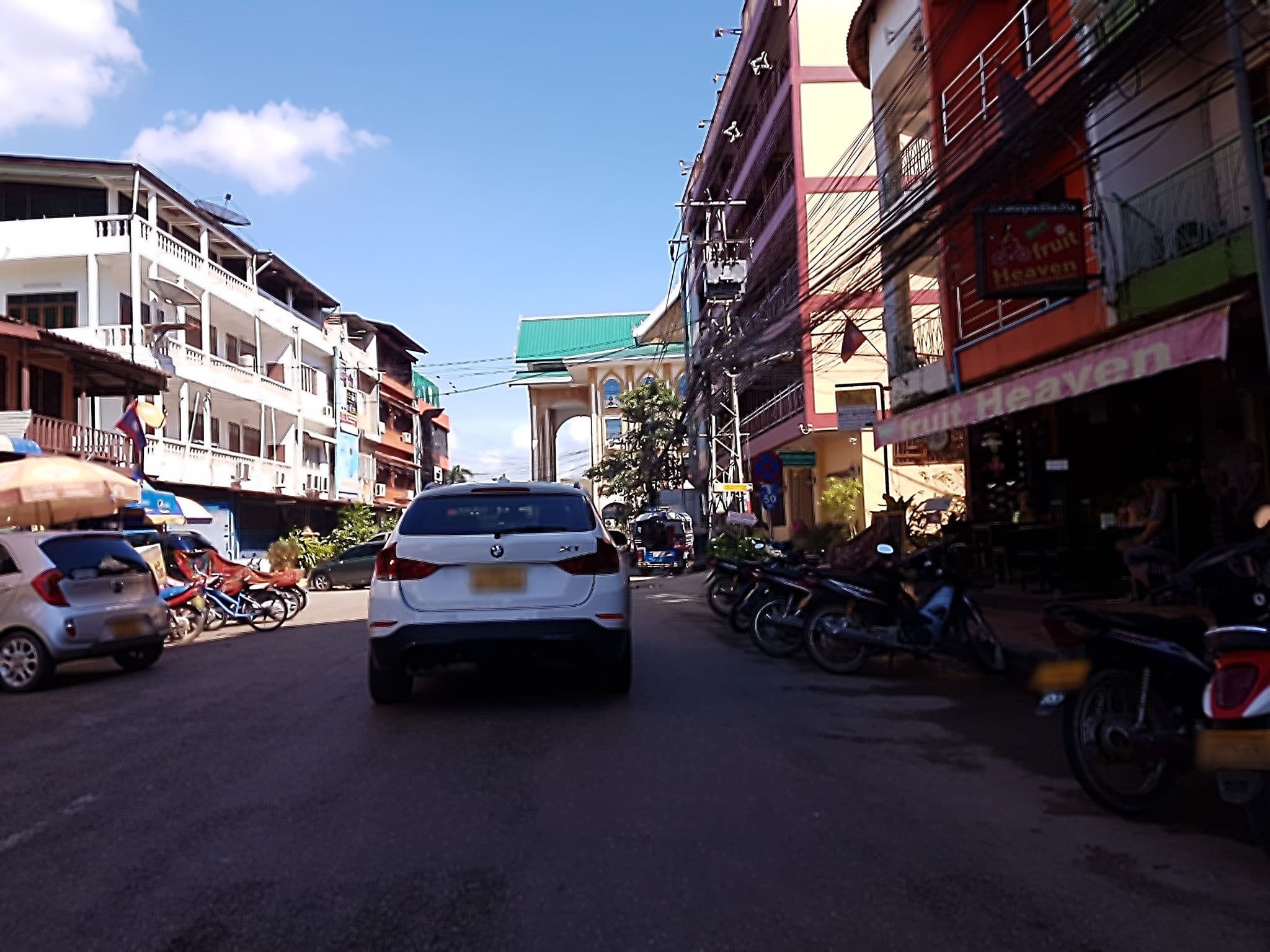 Street view near Khampiane Hotel, Si Chiang Mai — © mbethke (CC BY-SA · Mapillary)
