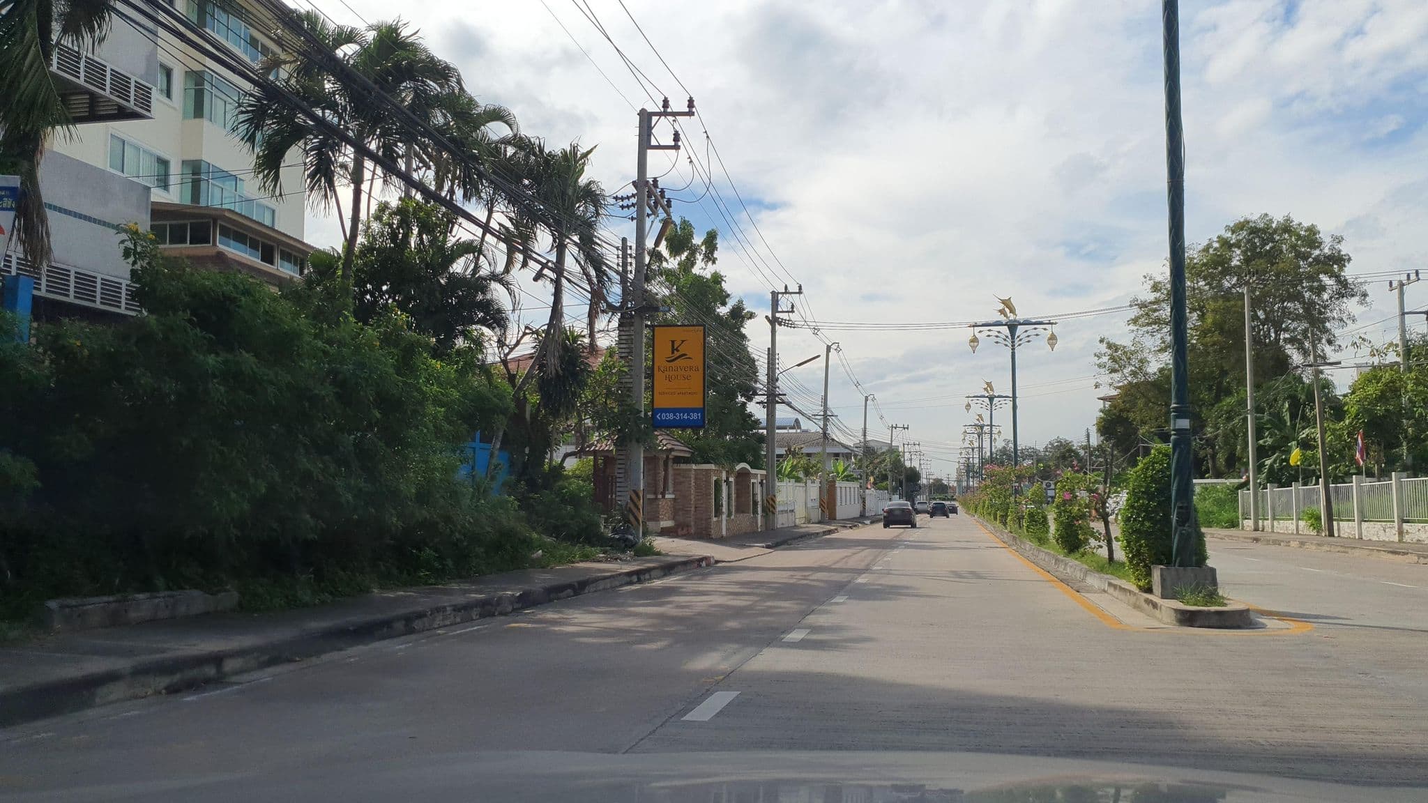 Street view near Kanavera House Hotel & Serviced Apartments Sriracha โรงแรม คานาเวร่า เฮ้าส์, Si Racha — © jrcarlsen (CC BY-SA · Mapillary)