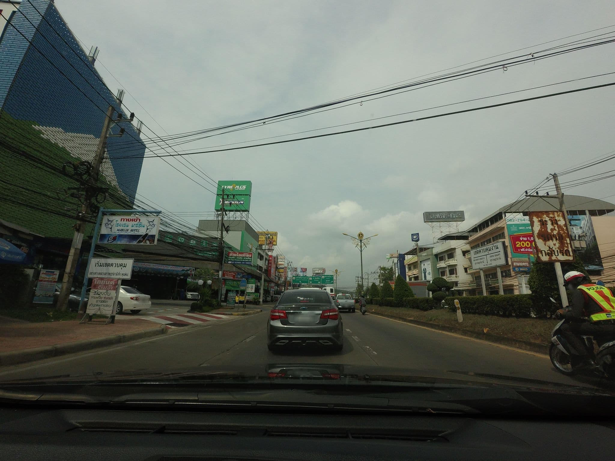 Street view near โรงแรมมาร์ลิน Marlin Hotel, Surat Thani — © mishari (CC BY-SA · Mapillary)