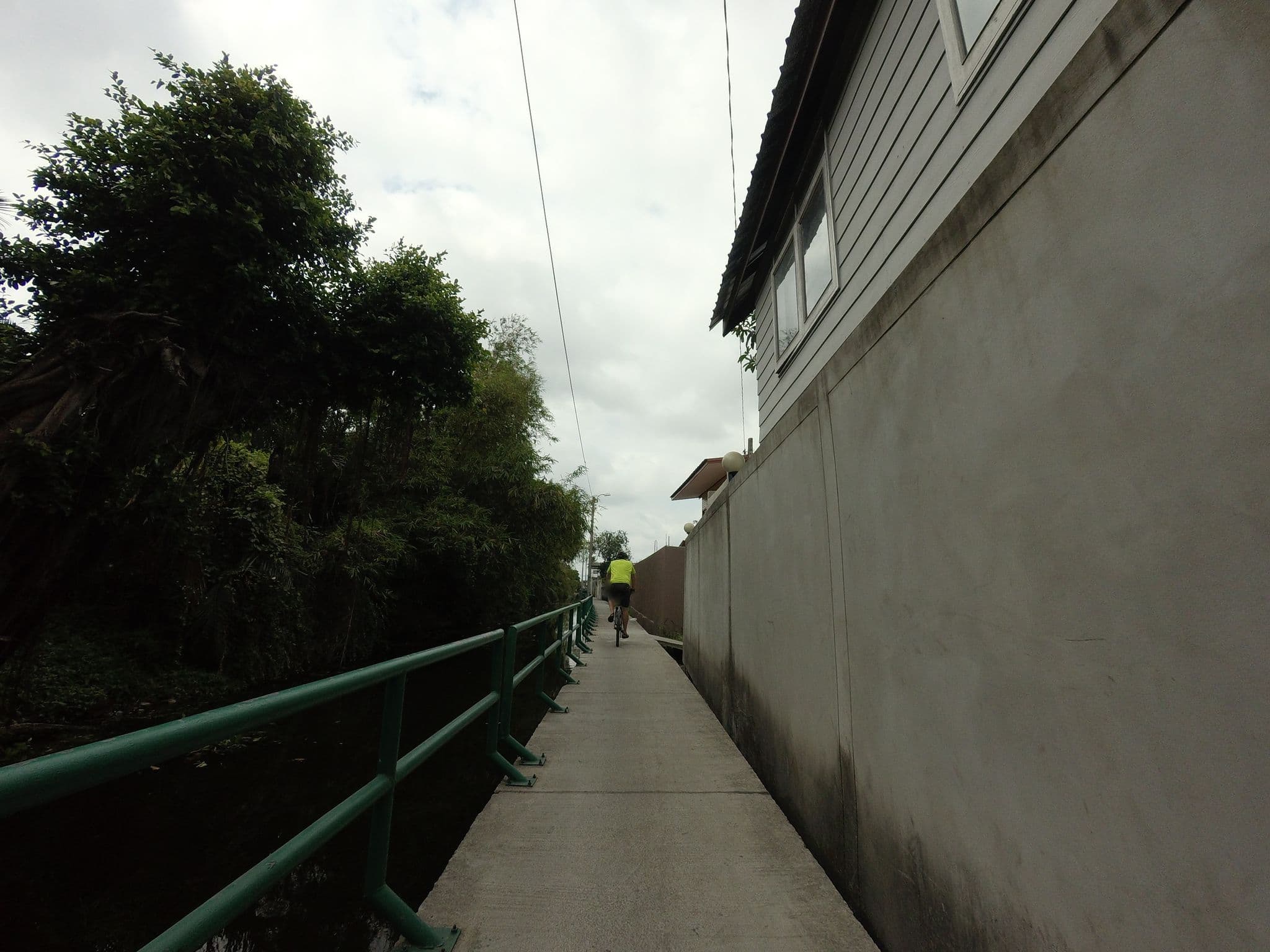 Street view near Drug Kanpur apartment house., Thung Khru — © mishari (CC BY-SA · Mapillary)