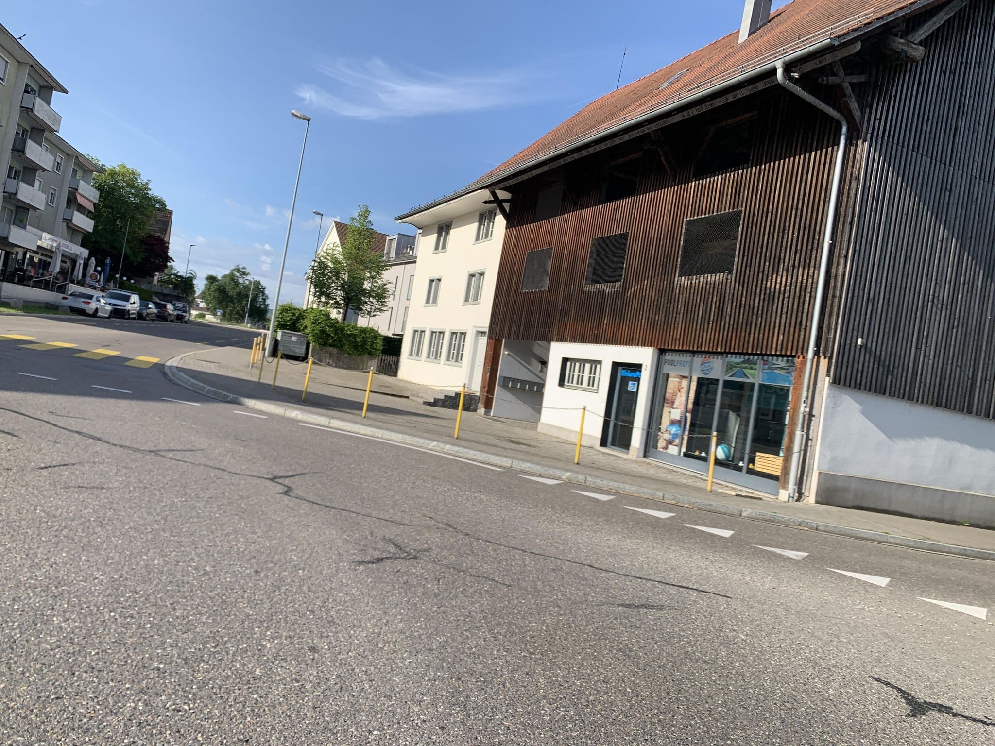Street view near Pension Kreuzstrasse, Uster / Nieder-Uster — © svencito (CC BY-SA · Mapillary)