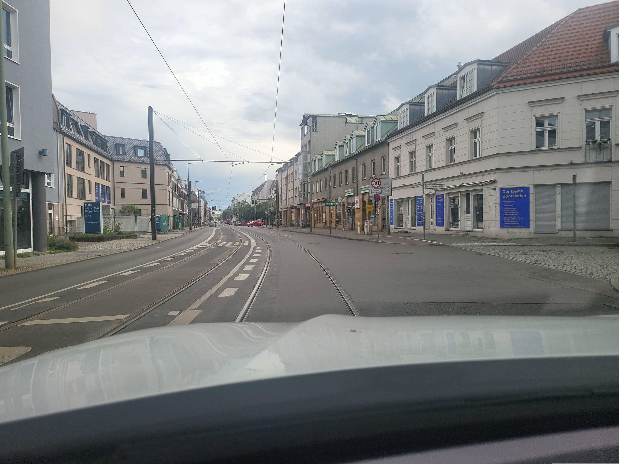 Street view near Hotel am Schloss Köpenick Berlin by Golden Tulip, Köpenick — © DerMaster0815 (CC BY-SA · Mapillary)