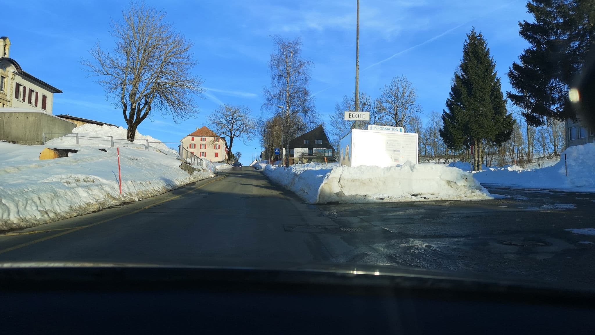 Street view near Échanges Scolaires Les Bayards, Fleurier — © globeur (CC BY-SA · Mapillary)