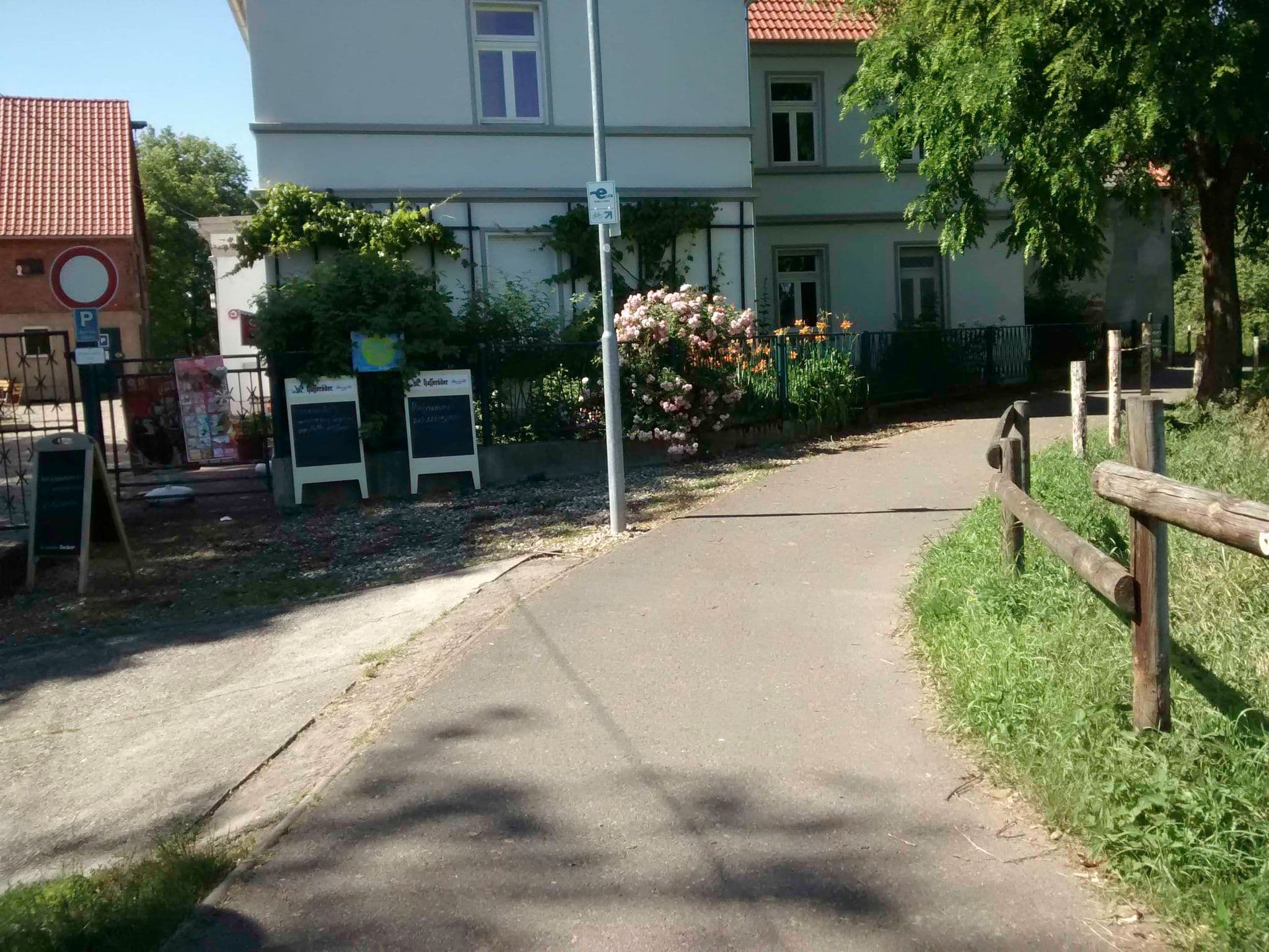 Street view near FahrradStop Gut Lorf Aken Elbe, Aken — © didihn (CC BY-SA · Mapillary)