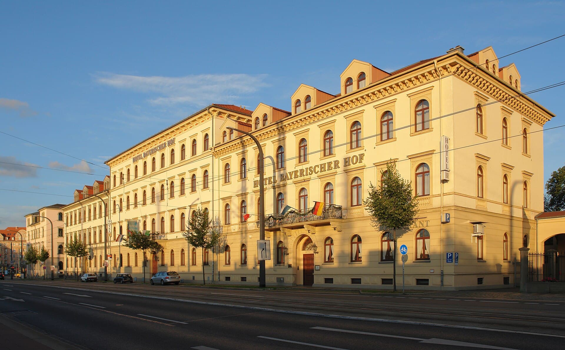 Hotel Bayerischer Hof Dresden (via Wikimedia Commons, CC BY-SA 3.0)