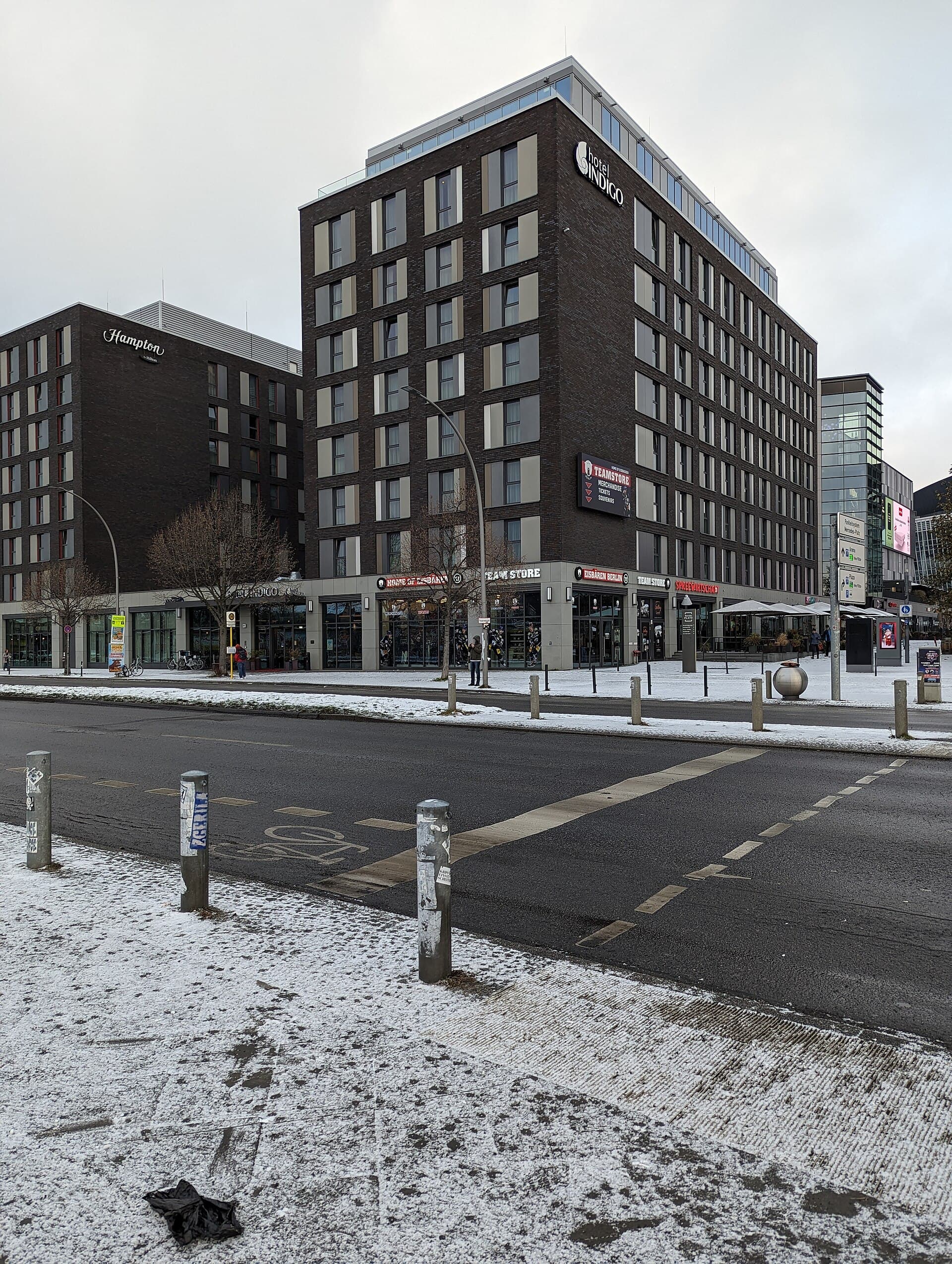 Hotel Indigo Berlin - East Side Gallery by IHG (via Wikimedia Commons, CC BY-SA 4.0)