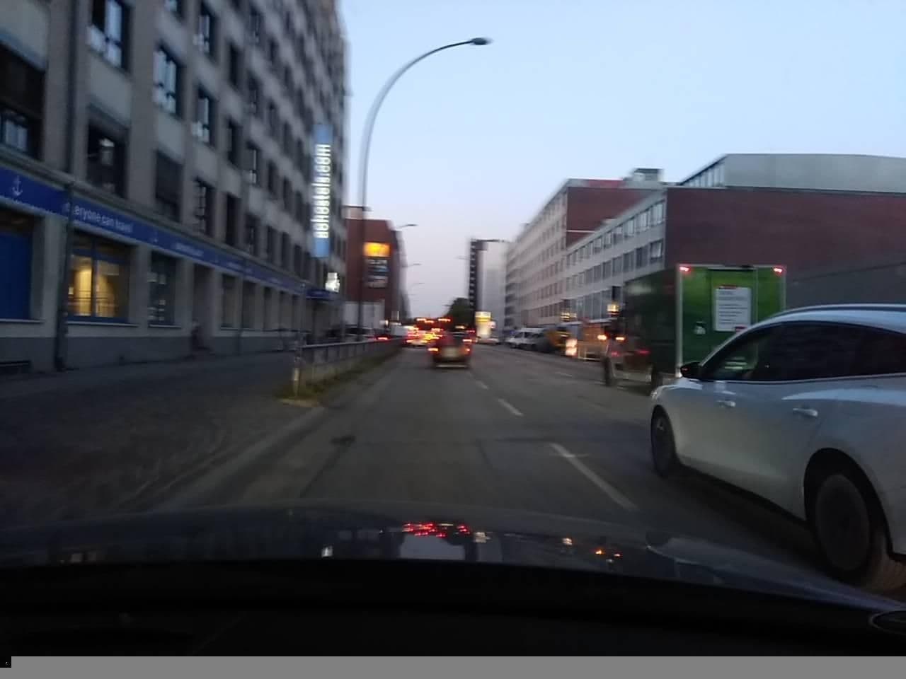 Street view near Holiday Inn - the niu, Yen Hamburg City by IHG, Hamburg-Mitte — © pfmlb (CC BY-SA · Mapillary)