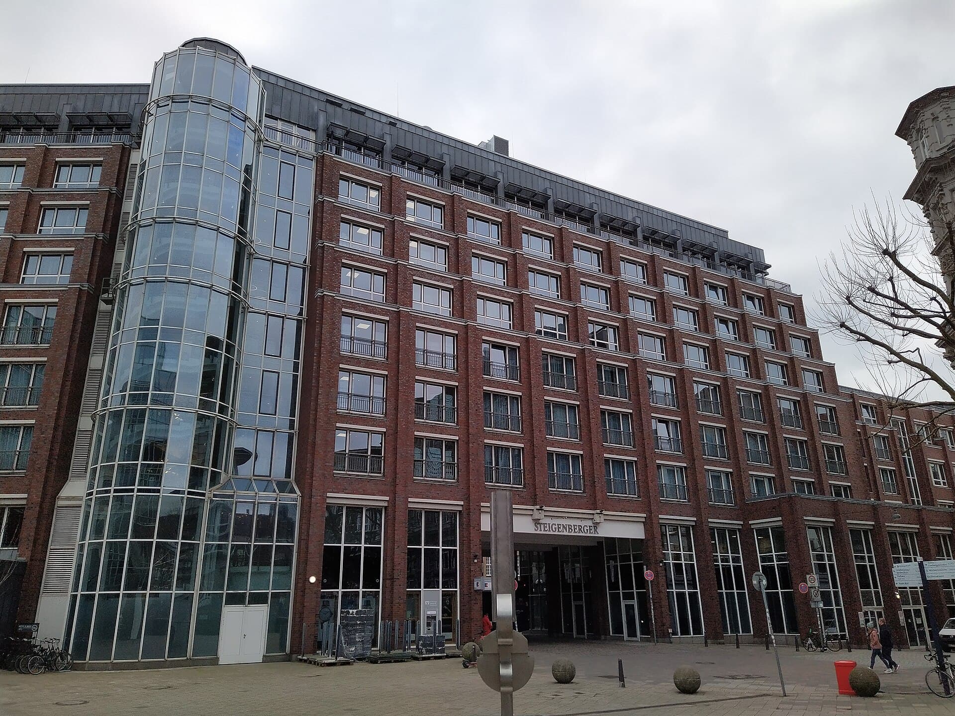 Steigenberger Hotel Hamburg (via Wikimedia Commons, CC BY 4.0)