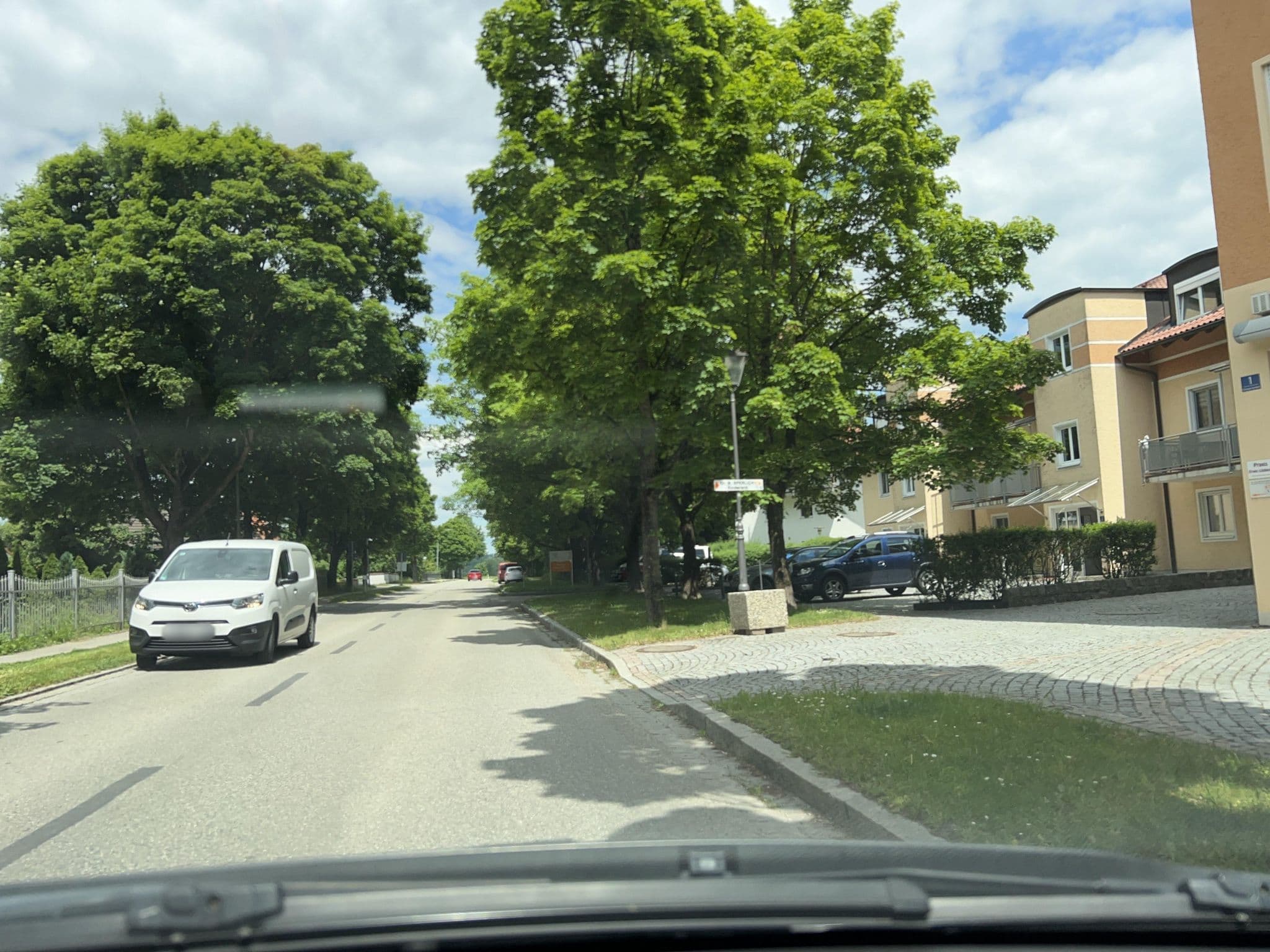 Street view near Hotel Fohlenhof Restaurant Fohlenhof, Ampfing — © chicc0 (CC BY-SA · Mapillary)