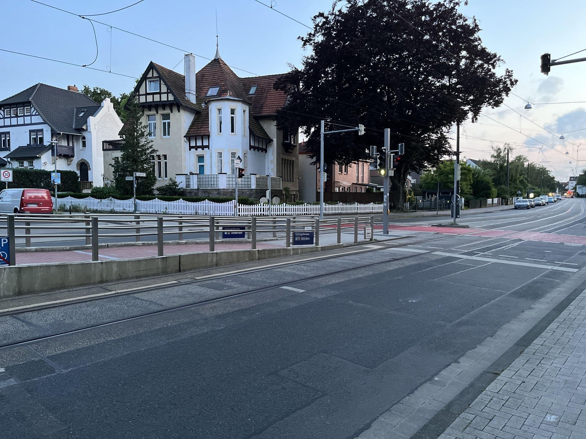 Street view near Pension Zur Rotbuche, Kirchrode — © radonhawk (CC BY-SA · Mapillary)
