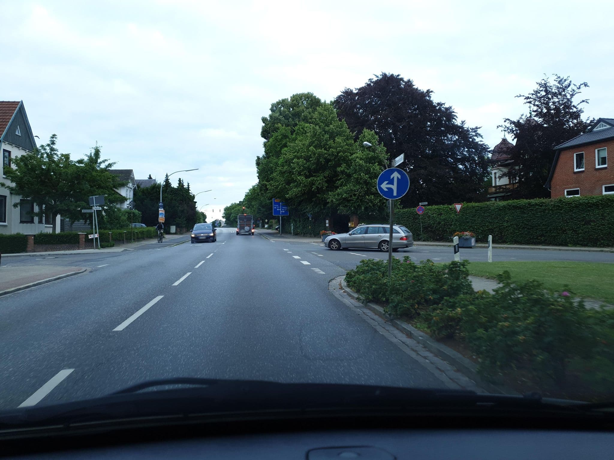 Street view near Pension Akropolis, Rellingen — © etlam (CC BY-SA · Mapillary)