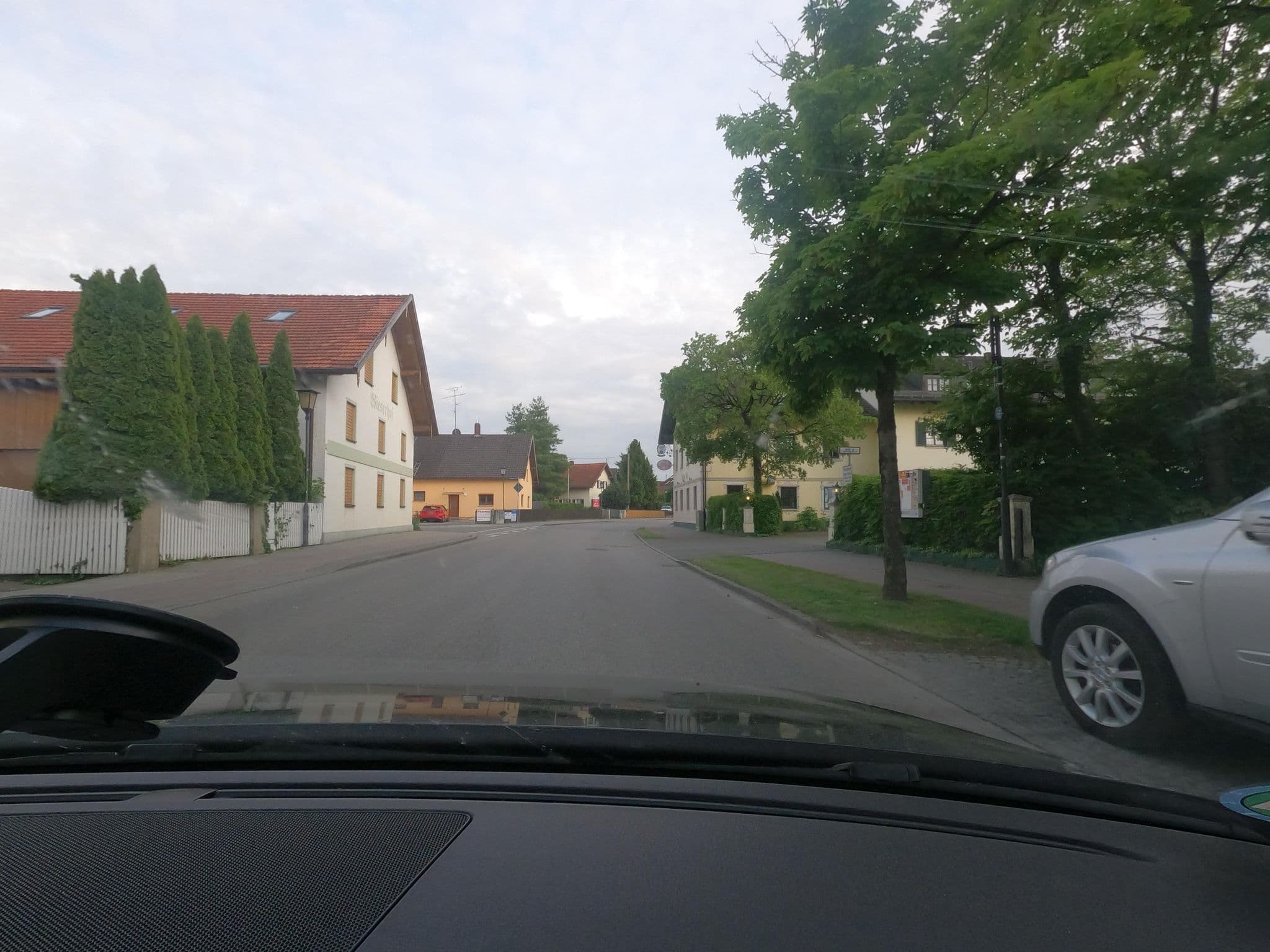 Street view near Hotel - Gasthof Schäfflerwirt, Aschheim — © saschahaberkorn (CC BY-SA · Mapillary)
