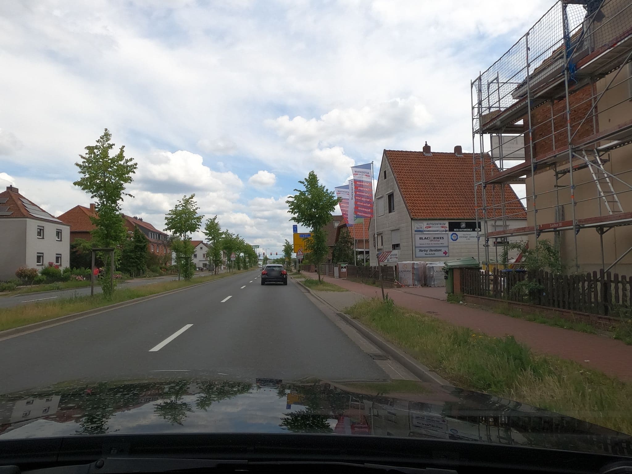 Street view near Hotel Shelby Apartments, Garbsen-Mitte — © skjall (CC BY-SA · Mapillary)