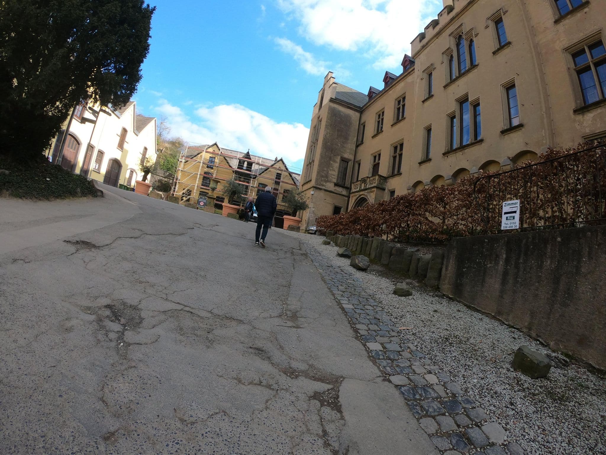 Street view near Schloss Arenfels, Bad Hönningen — © bernd1960 (CC BY-SA · Mapillary)