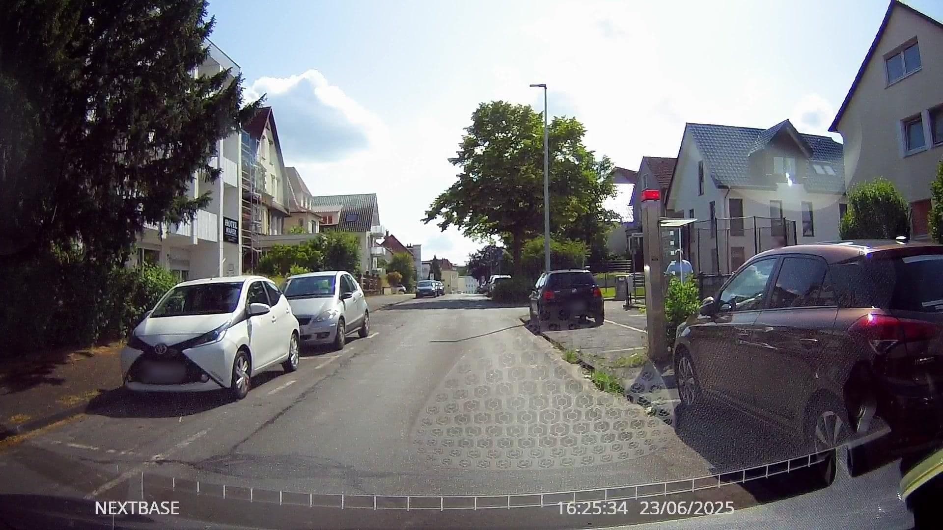 Street view near Hotel am Asenberg - Bad Salzuflen - nahe Messe, schnelles WLAN, freie Parkplätze, Frühstück verfügbar, Bad Salzuflen — © derlipper (CC BY-SA · Mapillary)
