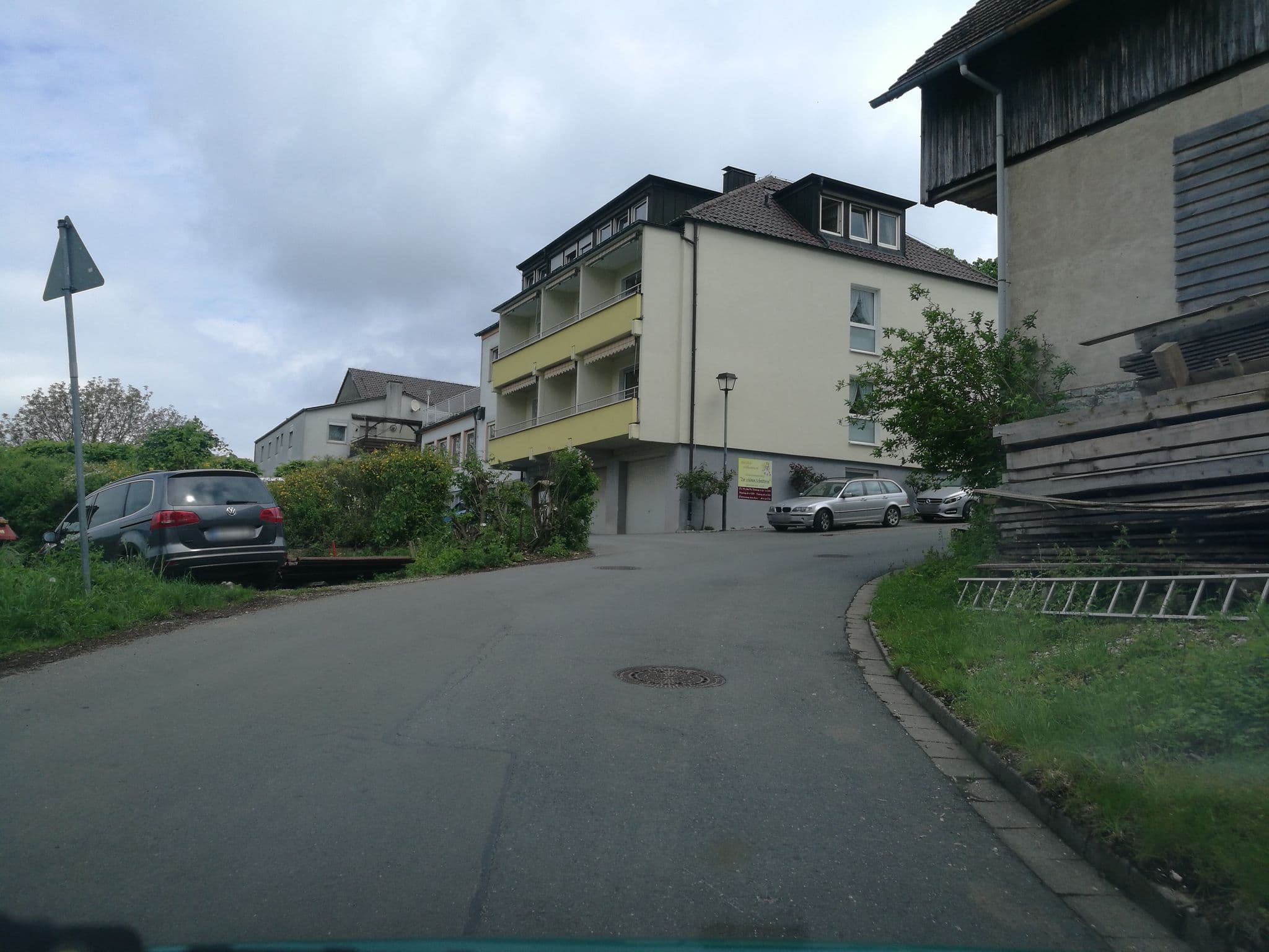 Street view near Traditionsgasthof "Zur schönen Schnitterin", Bad Staffelstein — © qso4you_com (CC BY-SA · Mapillary)