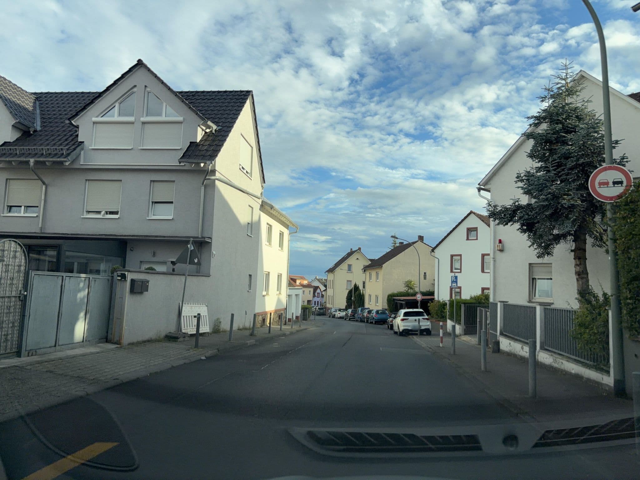 Street view near Hotel 24, Bad Vilbel — © robffm (CC BY-SA · Mapillary)