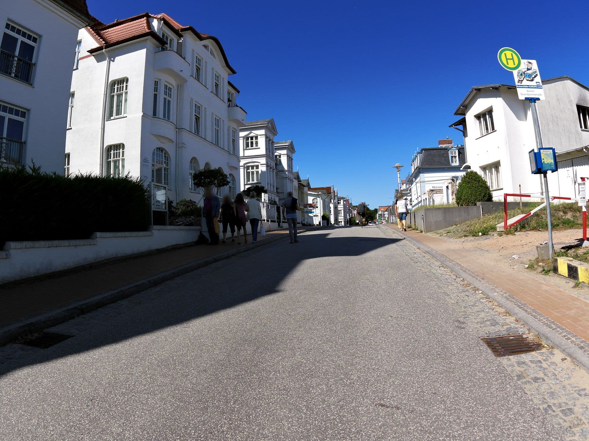Street view near Strandvilla Imperator | Hotel & Ferienwohnungen Usedom, Bansin — © zoegglmeyr (CC BY-SA · Mapillary)