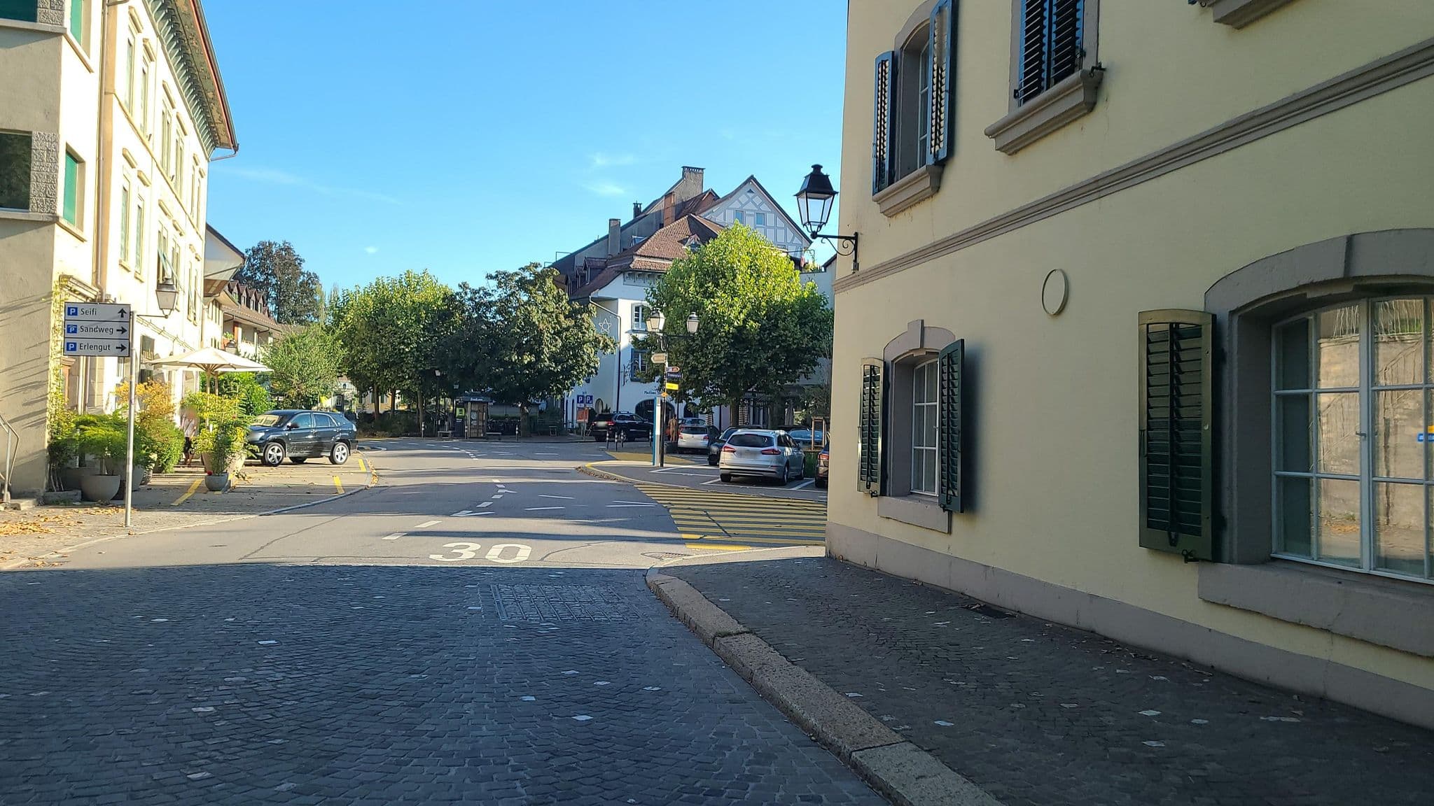 Street view near Mercure Hotel Krone, Lenzburg — © chrisbeddow (CC BY-SA · Mapillary)