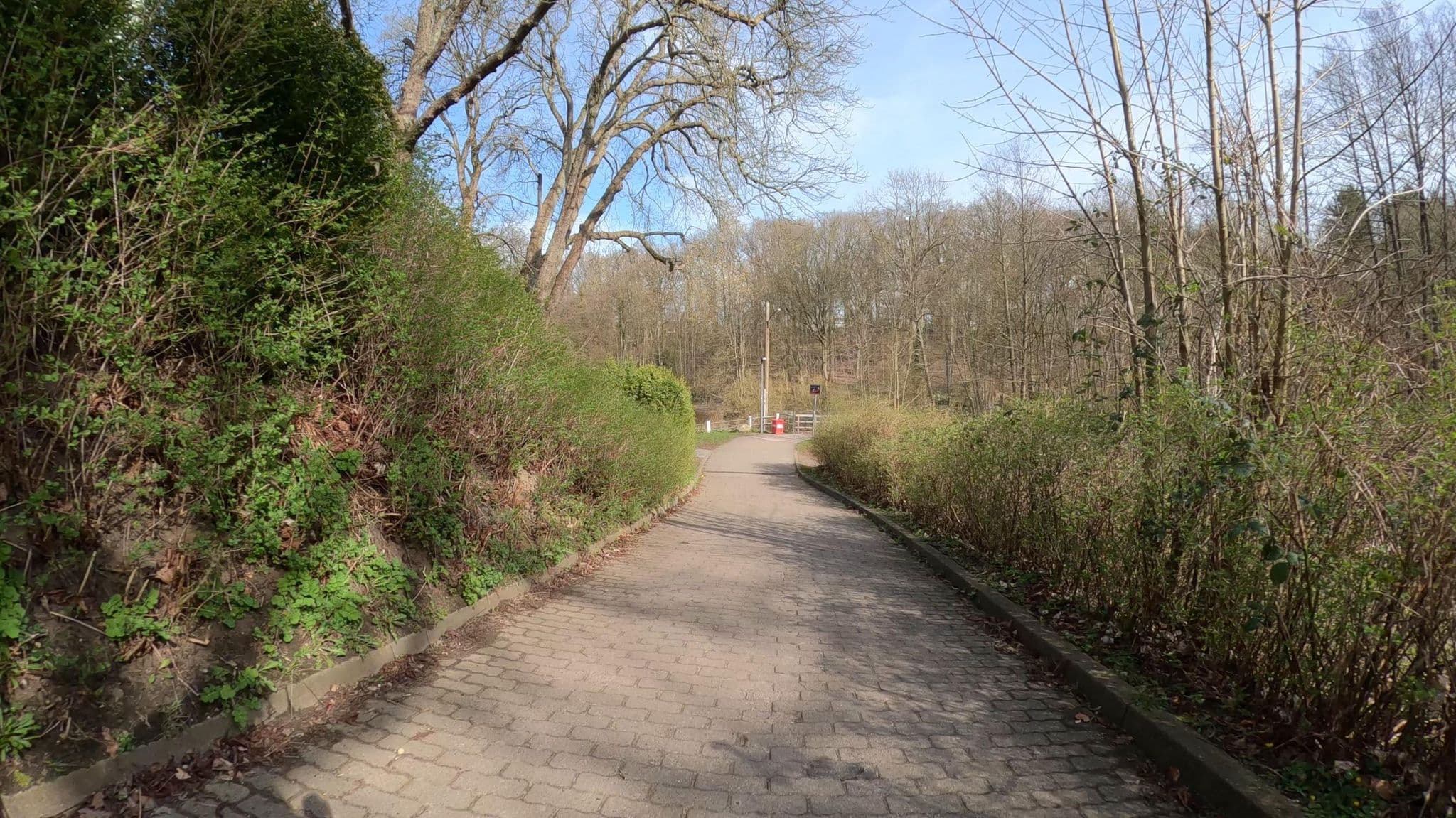 Street view near Kleinhuis Hotel Mellingburger Schleuse, Poppenbüttel — © veloroute_hamburg (CC BY-SA · Mapillary)