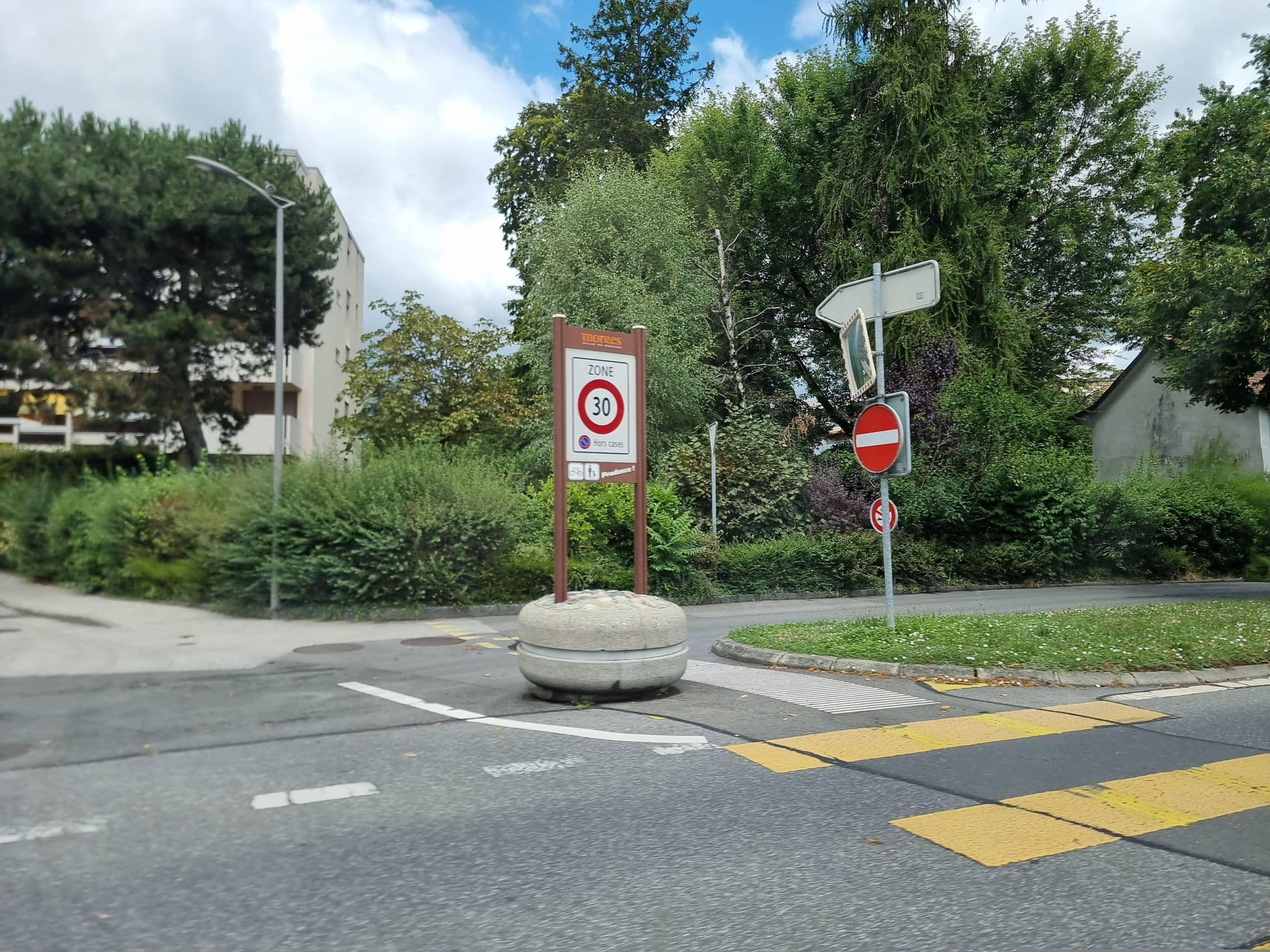 Street view near Hostellerie Le Petit Manoir, Morges — © mapfool (CC BY-SA · Mapillary)