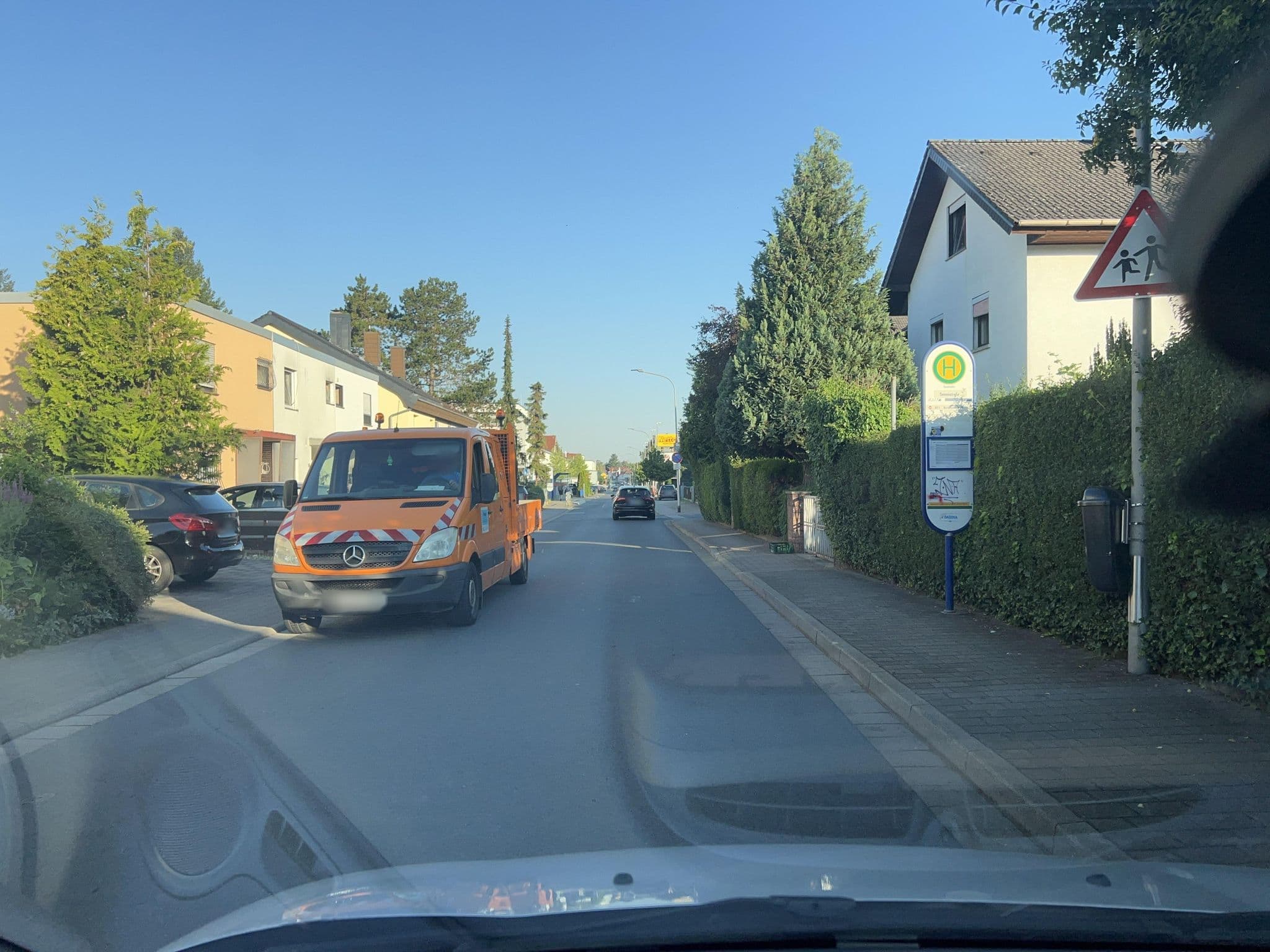 Street view near Hotel Chaussee, Seeheim-Jugenheim — © robffm (CC BY-SA · Mapillary)