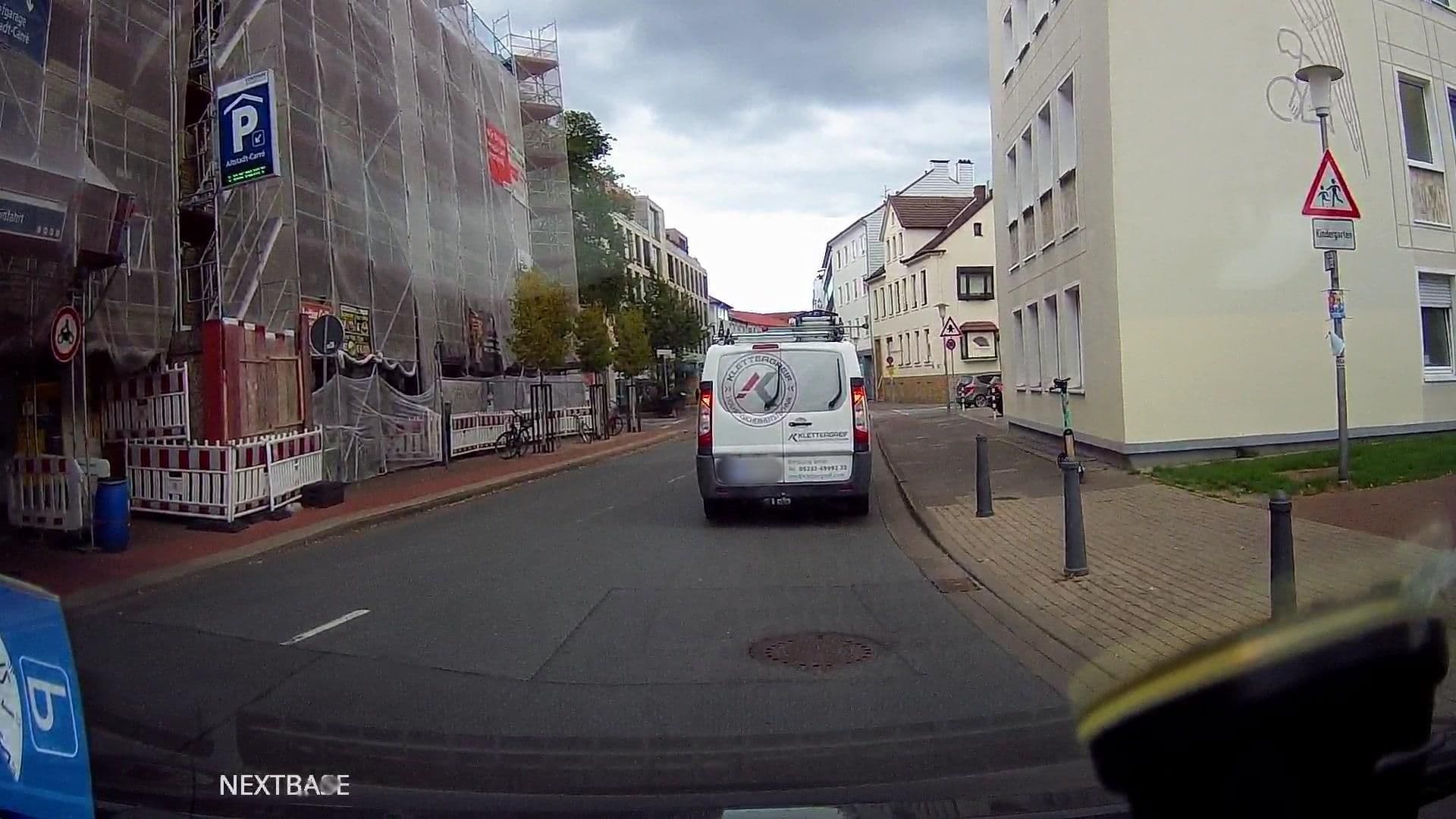 Street view near Golden Tulip Bielefeld City, Bielefeld — © derlipper (CC BY-SA · Mapillary)