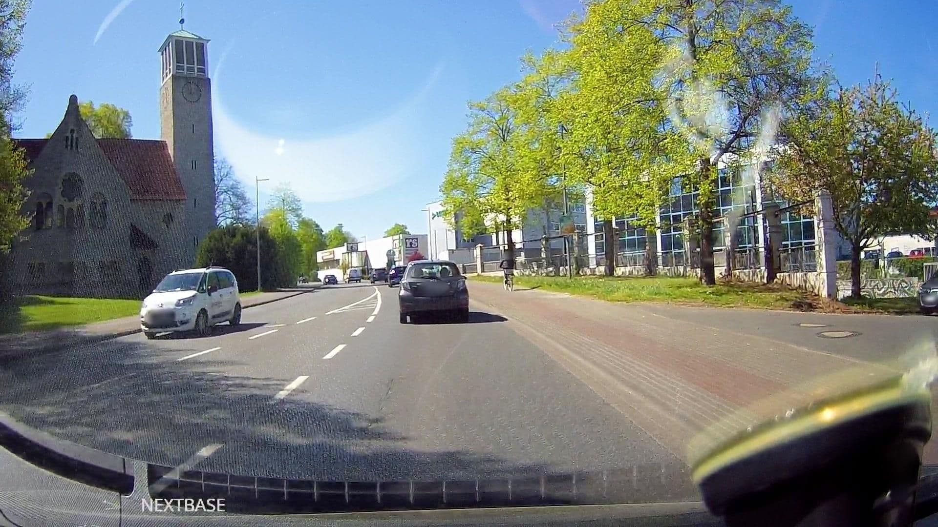 Street view near Hotel Im Winkel, Bielefeld — © derlipper (CC BY-SA · Mapillary)