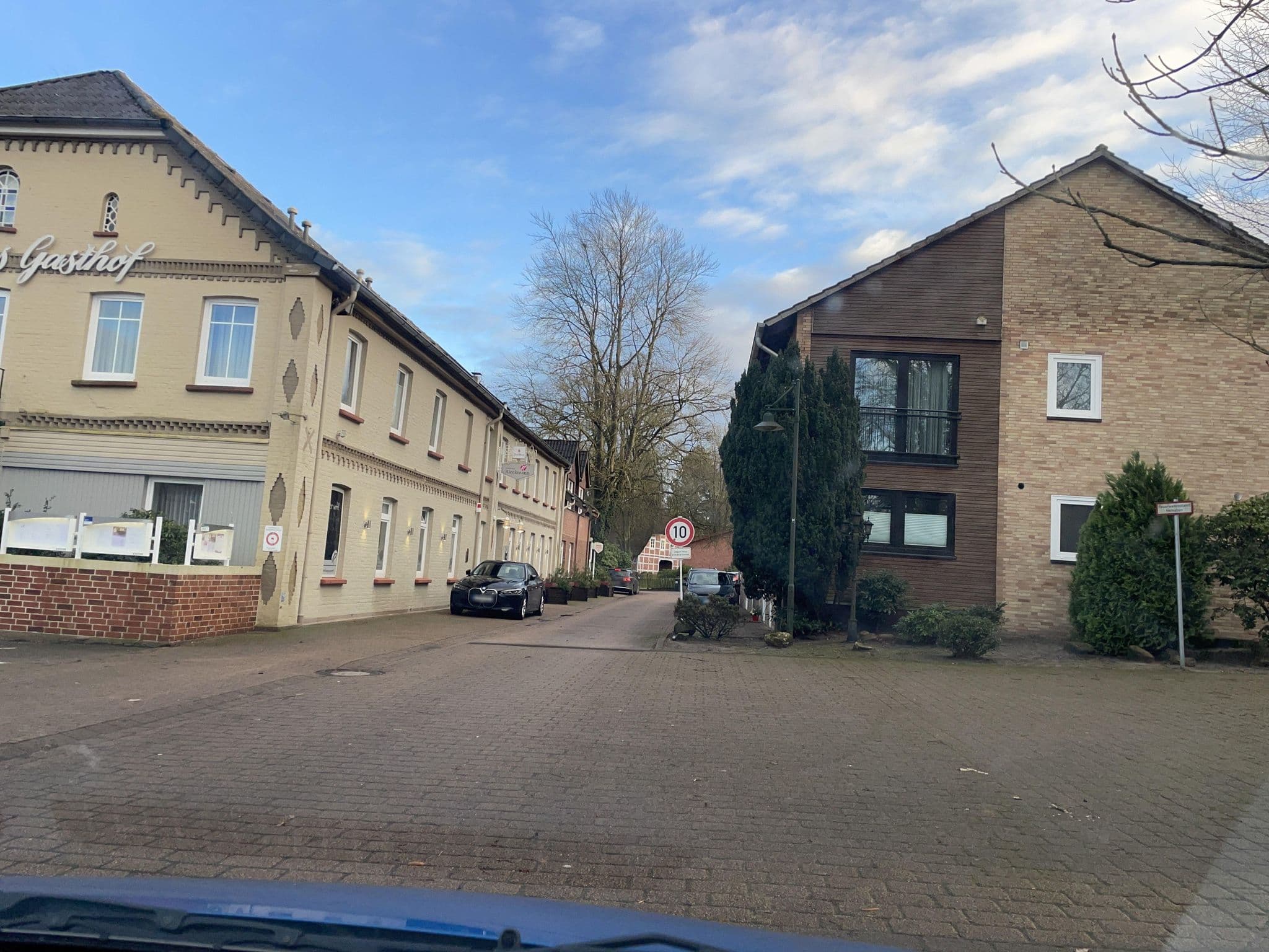 Street view near Bistro und Frühstückslokal Tafelhuus im Flair Hotel Rieckmann, Bispingen — © hotteliene (CC BY-SA · Mapillary)