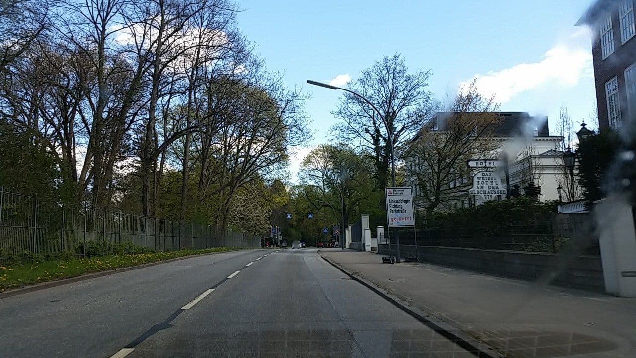 Street view near Das Weisse Hotel an der Elbchaussee, Othmarschen — © tian (CC BY-SA · Mapillary)