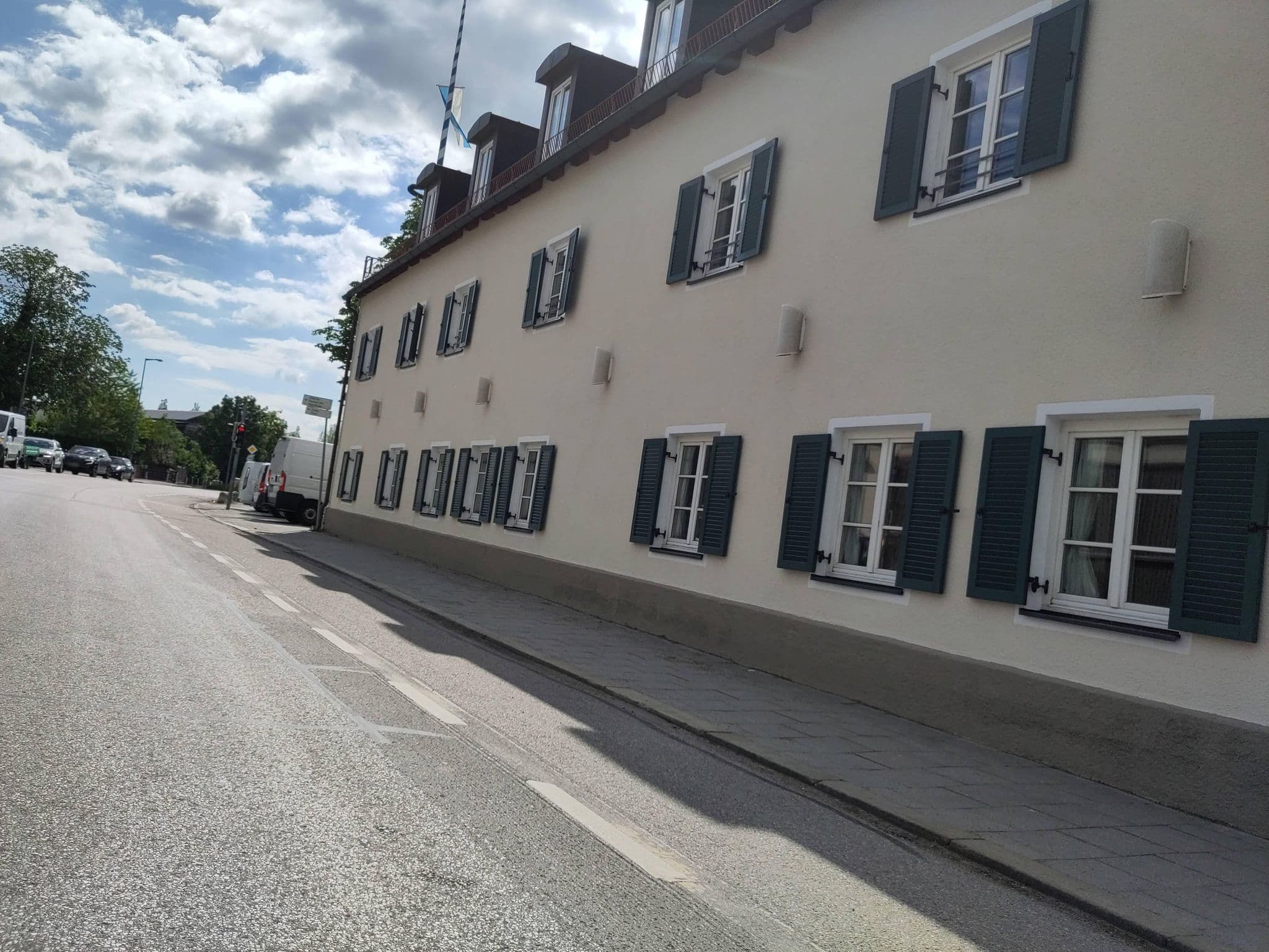 Street view near Hotel Prinzregent München, Feldkirchen — © thmunichways (CC BY-SA · Mapillary)