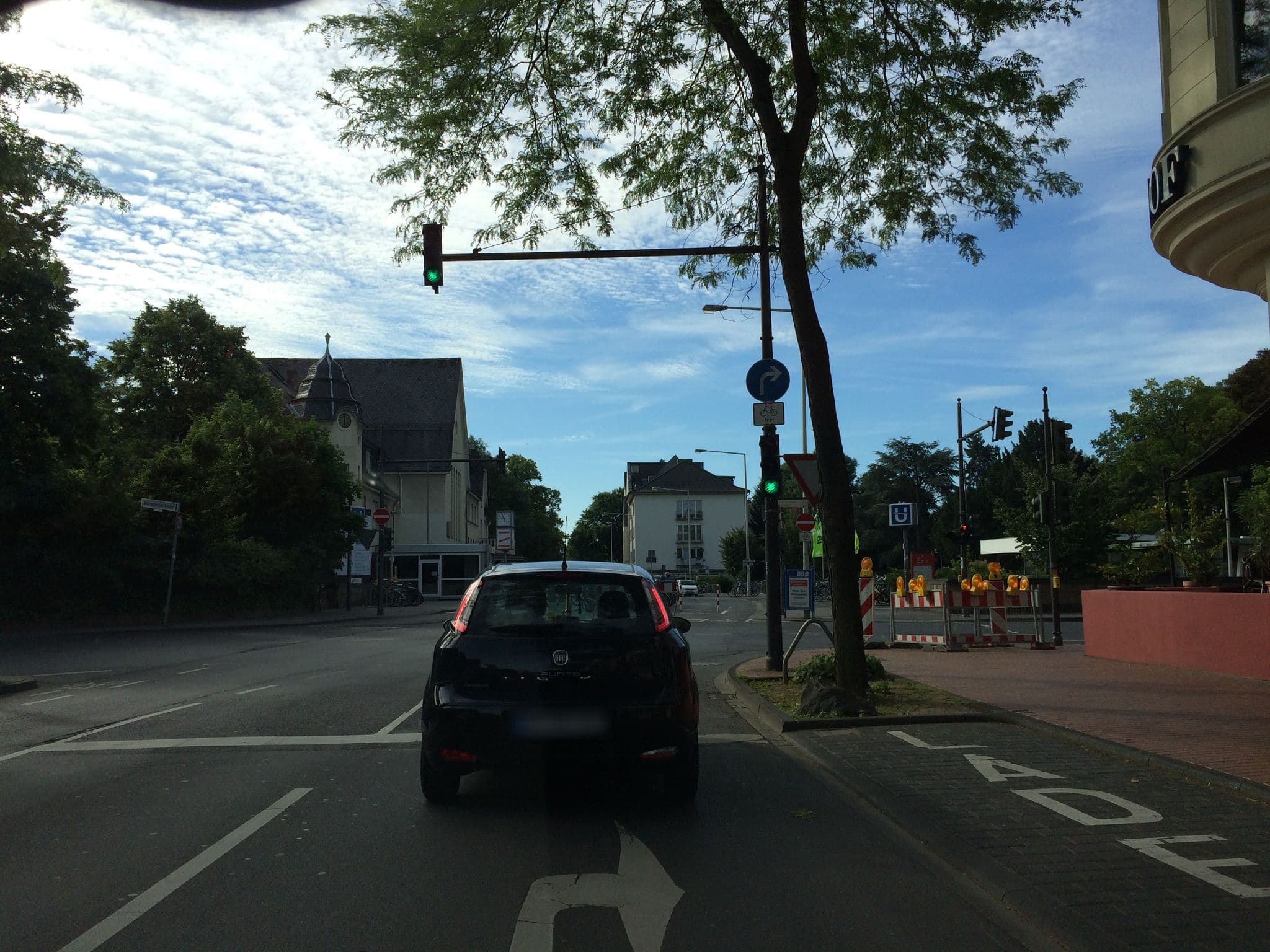Street view near Best Western Hotel Kaiserhof, Friesdorf — © dschuwa (CC BY-SA · Mapillary)